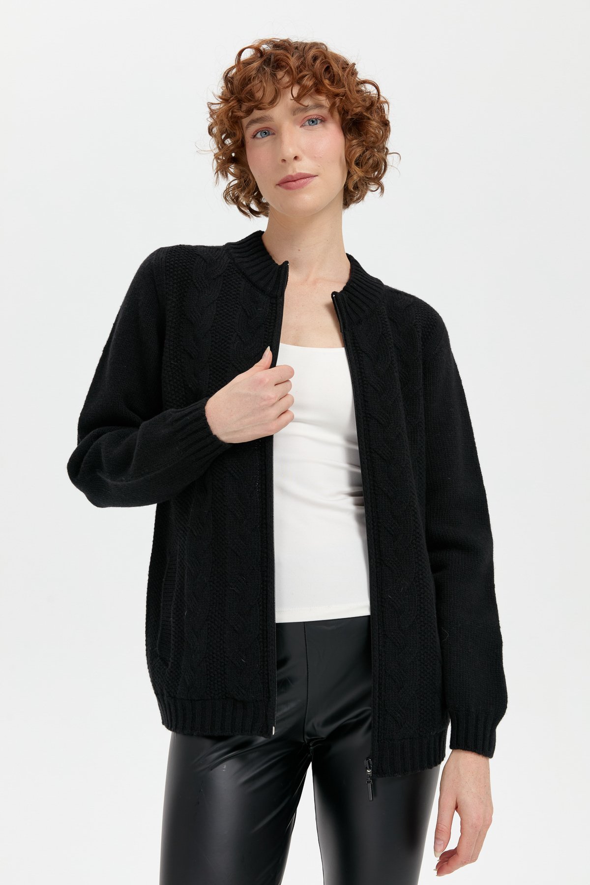 24268Kadın Dik Yaka Dikişsiz Önü Saç Örgülü Yün Hırka Siyah