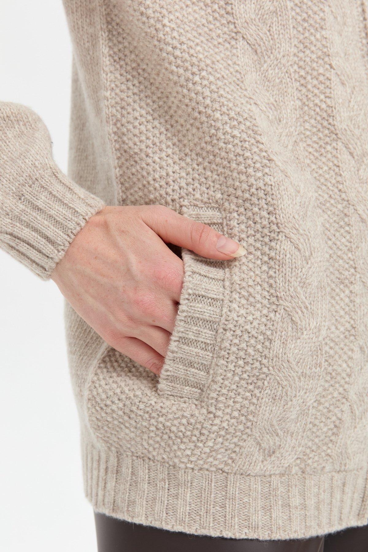 24268Kadın Dik Yaka Dikişsiz Önü Saç Örgülü Yün Hırka V.Bej