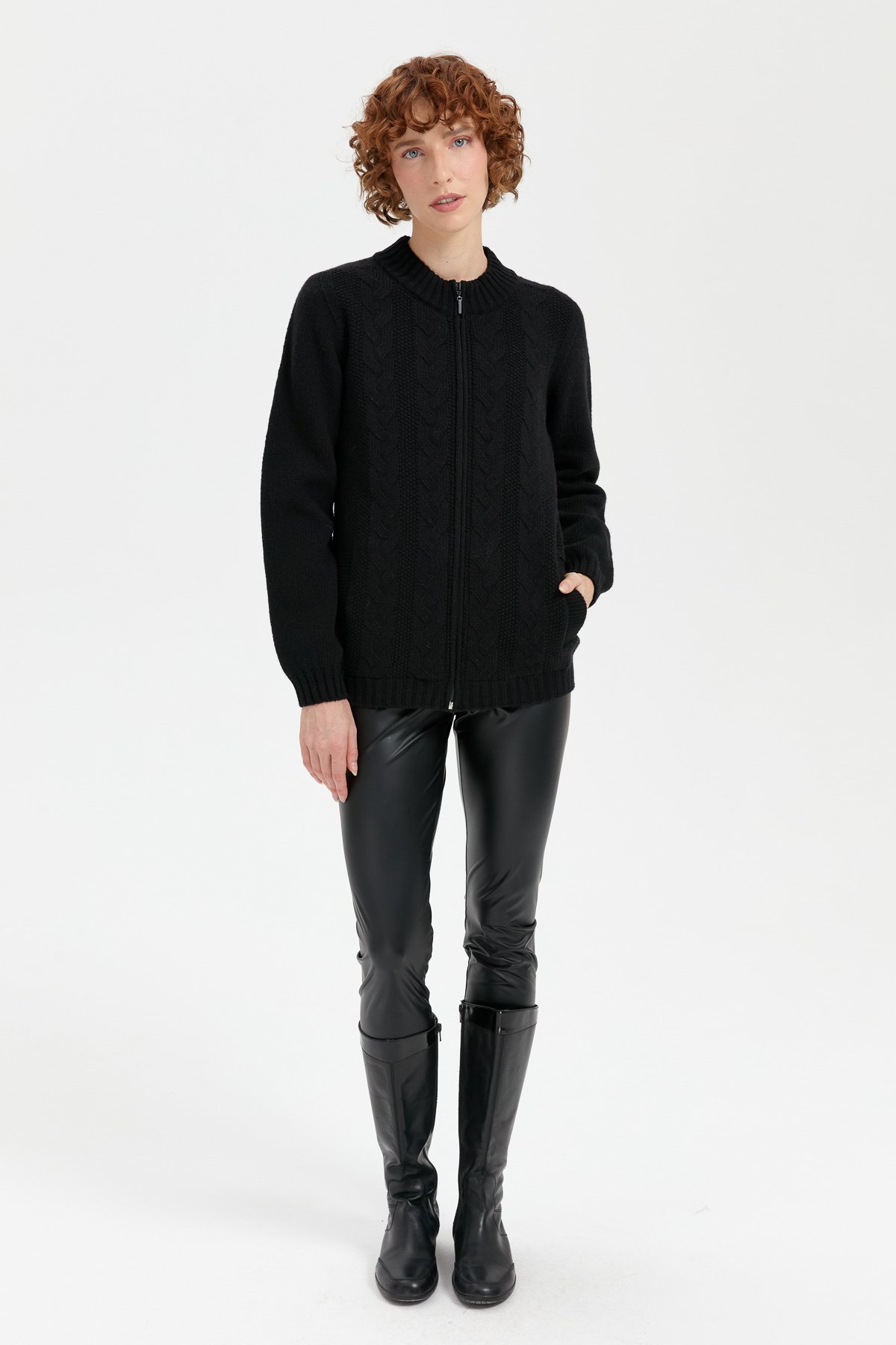 24268Kadın Dik Yaka Dikişsiz Önü Saç Örgülü Yün Hırka Siyah