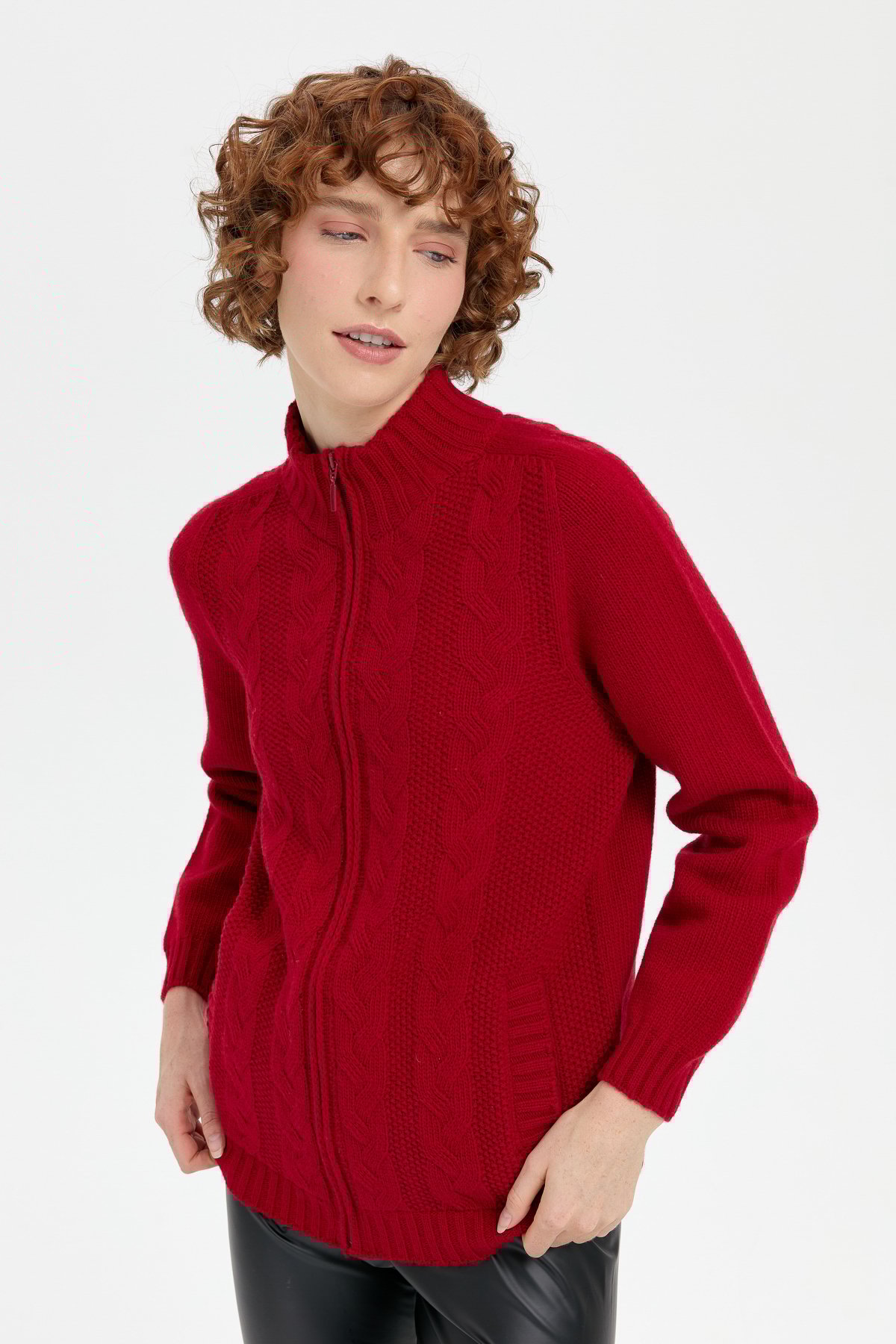 24268Kadın Dik Yaka Dikişsiz Önü Saç Örgülü Yün Hırka K.Kırmızı
