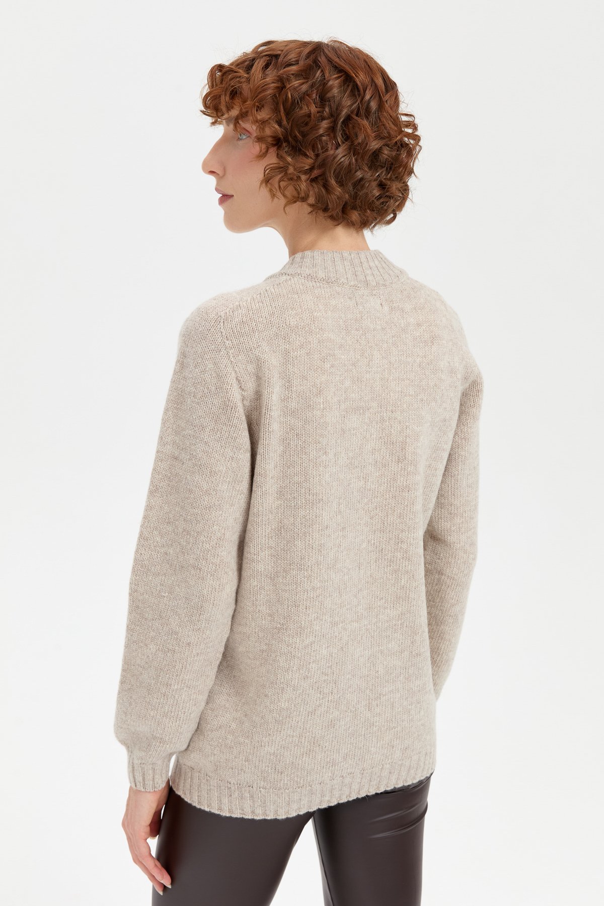 24268Kadın Dik Yaka Dikişsiz Önü Saç Örgülü Yün Hırka V.Bej