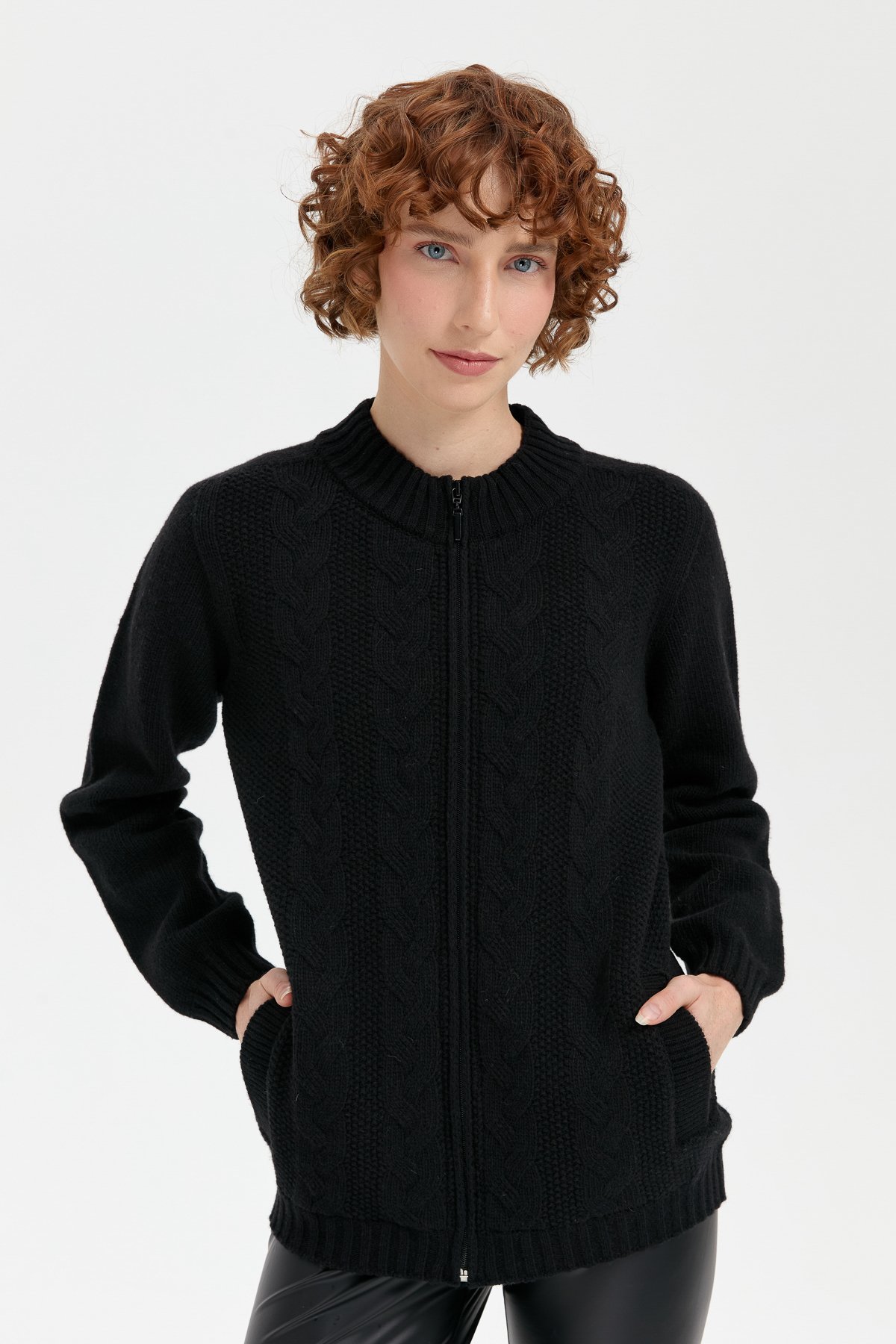 24268Kadın Dik Yaka Dikişsiz Önü Saç Örgülü Yün Hırka Siyah