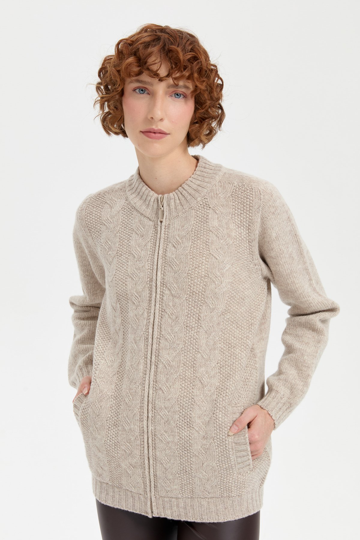 24268Kadın Dik Yaka Dikişsiz Önü Saç Örgülü Yün Hırka V.Bej