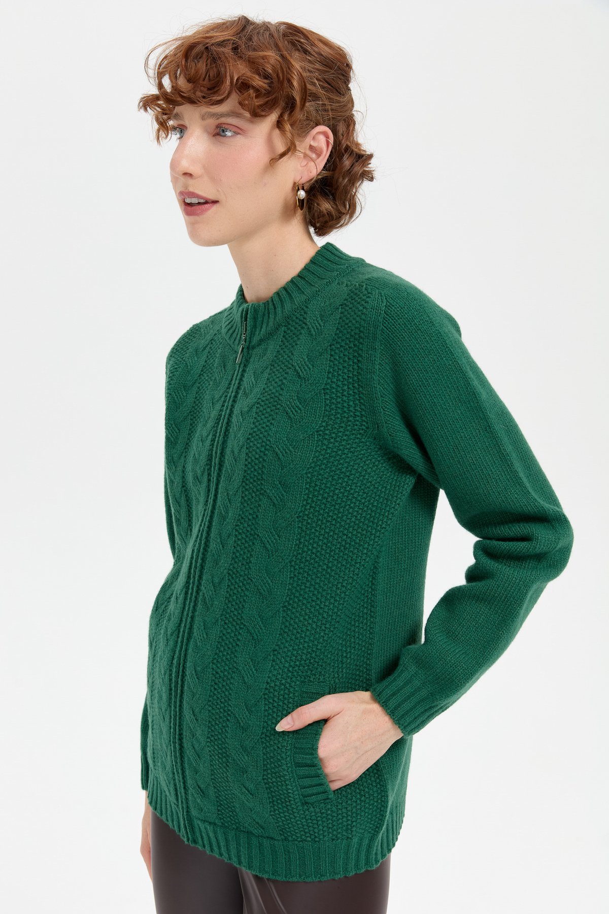 24268Kadın Dik Yaka Dikişsiz Önü Saç Örgülü Yün Hırka Ö.Başı