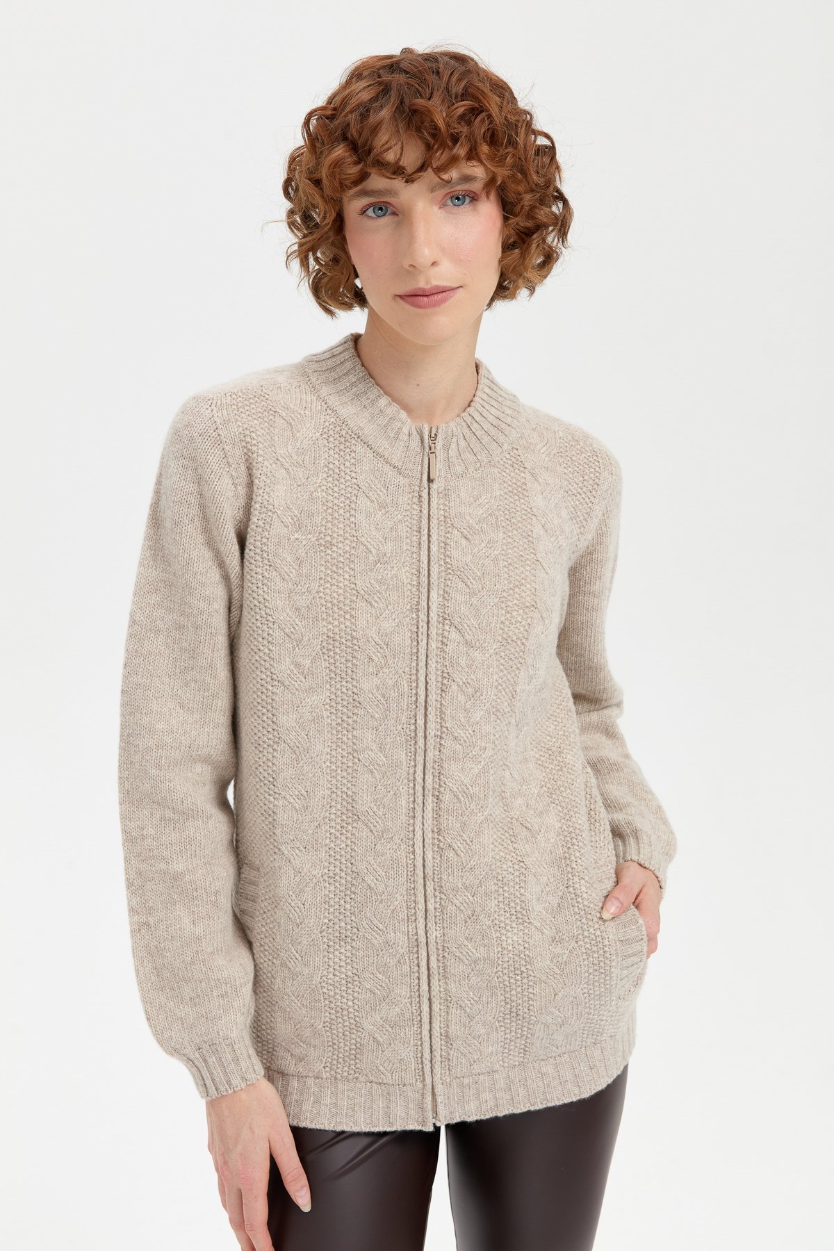 24268Kadın Dik Yaka Dikişsiz Önü Saç Örgülü Yün Hırka V.Bej