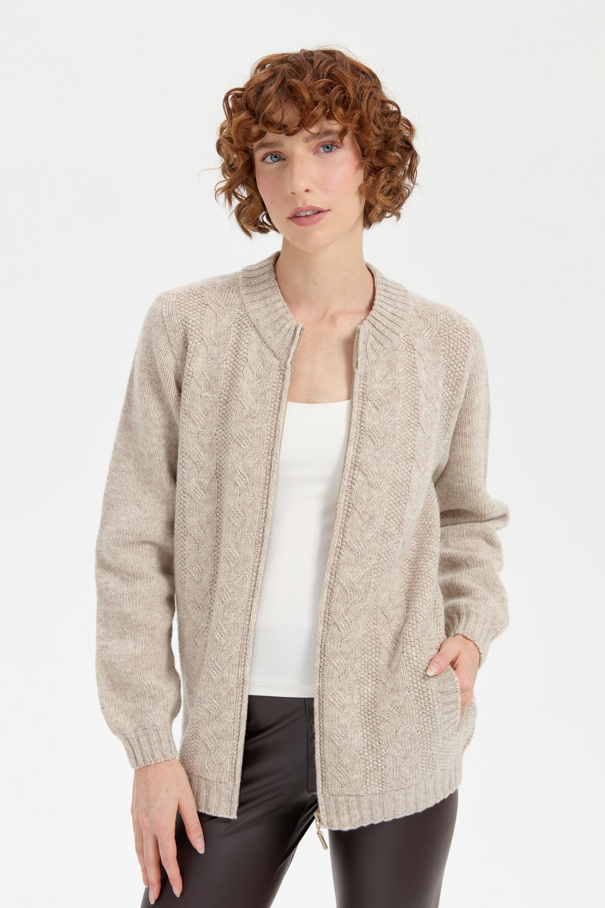 24268Kadın Dik Yaka Dikişsiz Önü Saç Örgülü Yün Hırka V.Bej