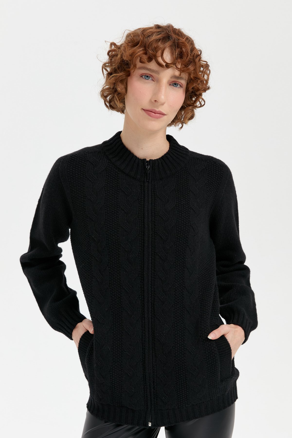 24268Kadın Dik Yaka Dikişsiz Önü Saç Örgülü Yün Hırka Siyah