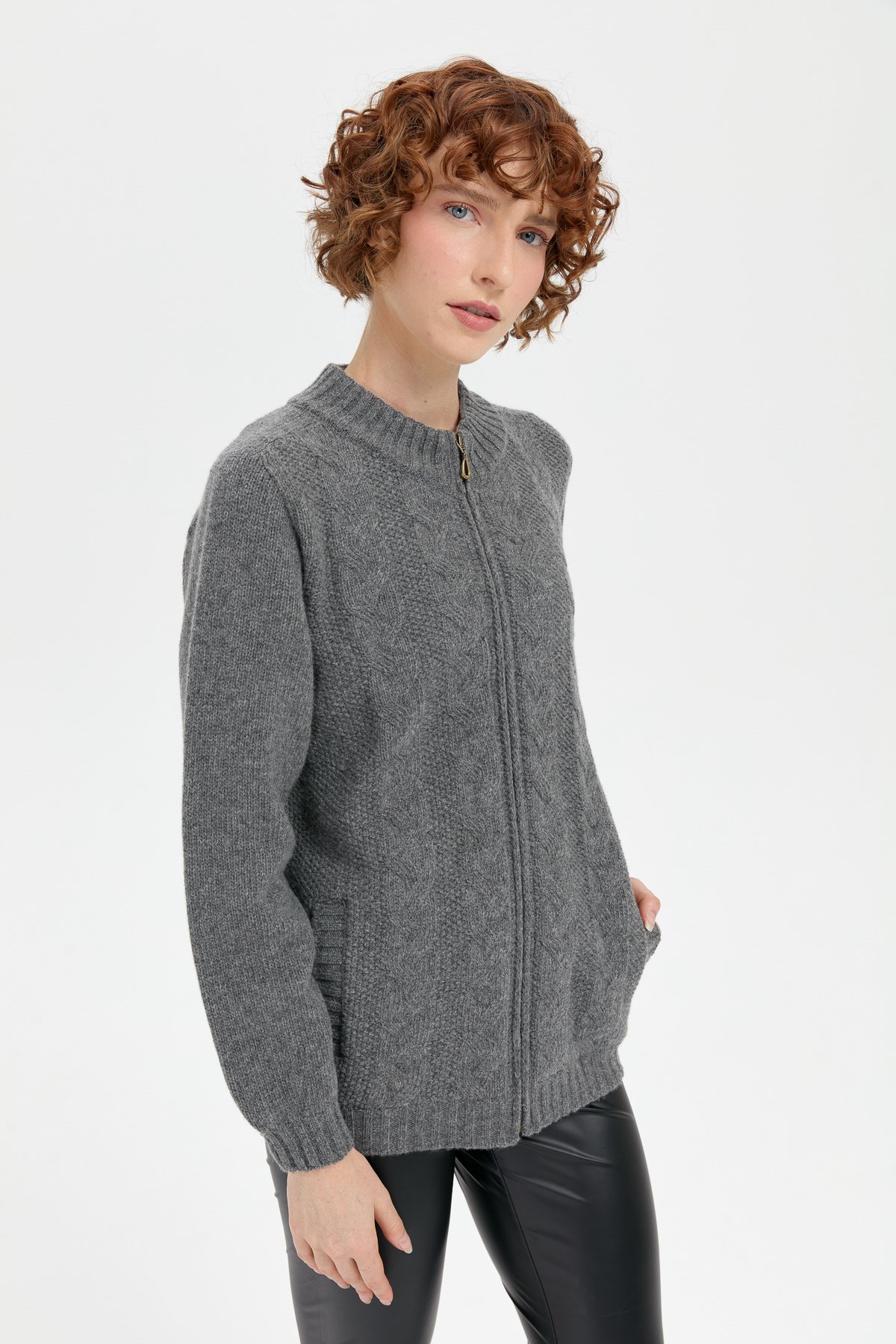 24268Kadın Dik Yaka Dikişsiz Önü Saç Örgülü Yün Hırka Füme