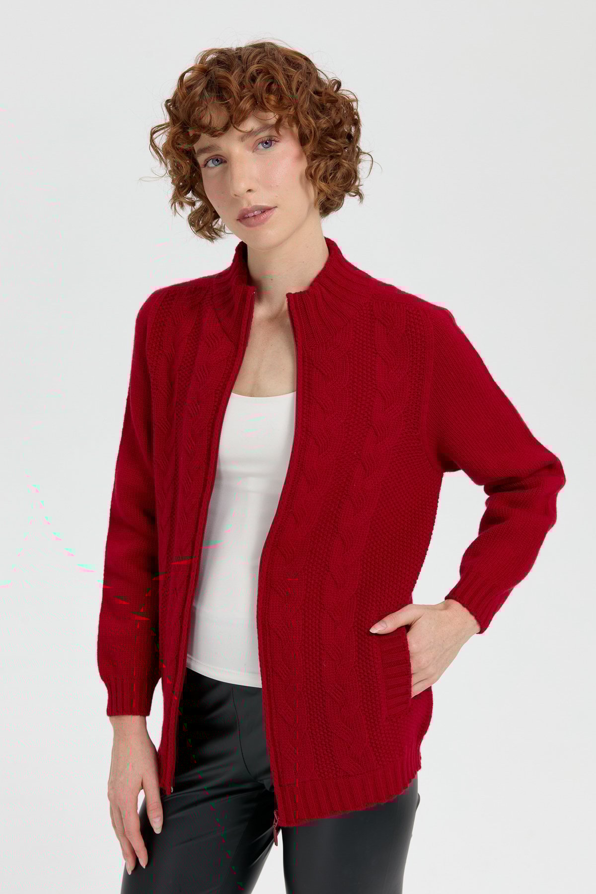 24268Kadın Dik Yaka Dikişsiz Önü Saç Örgülü Yün Hırka K.Kırmızı