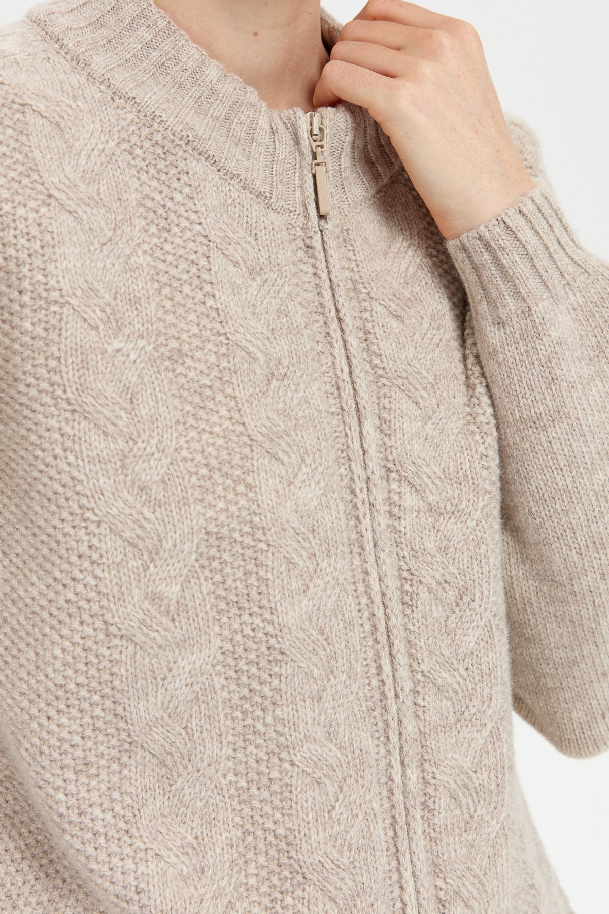 24268Kadın Dik Yaka Dikişsiz Önü Saç Örgülü Yün Hırka V.Bej