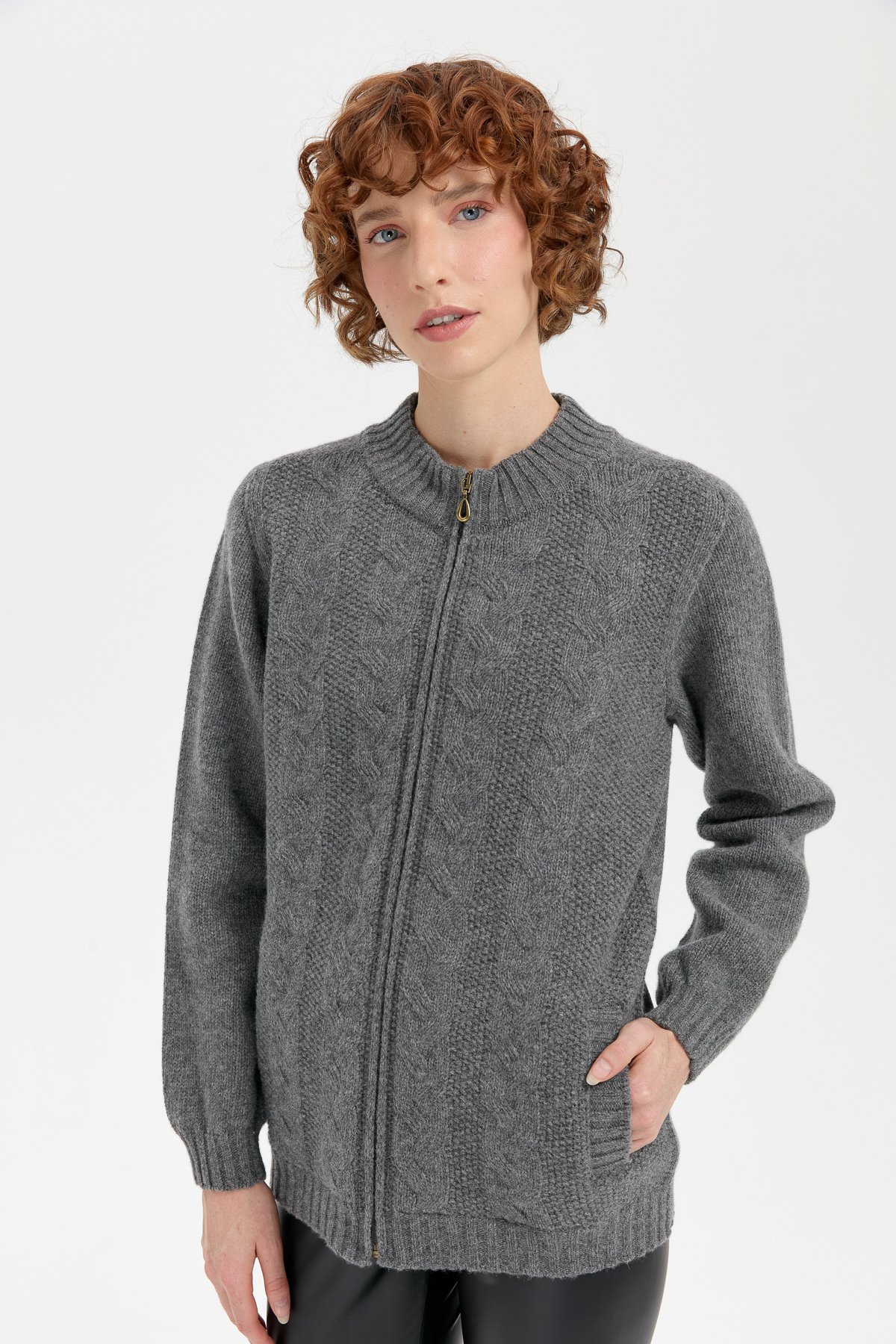 24268Kadın Dik Yaka Dikişsiz Önü Saç Örgülü Yün Hırka Füme