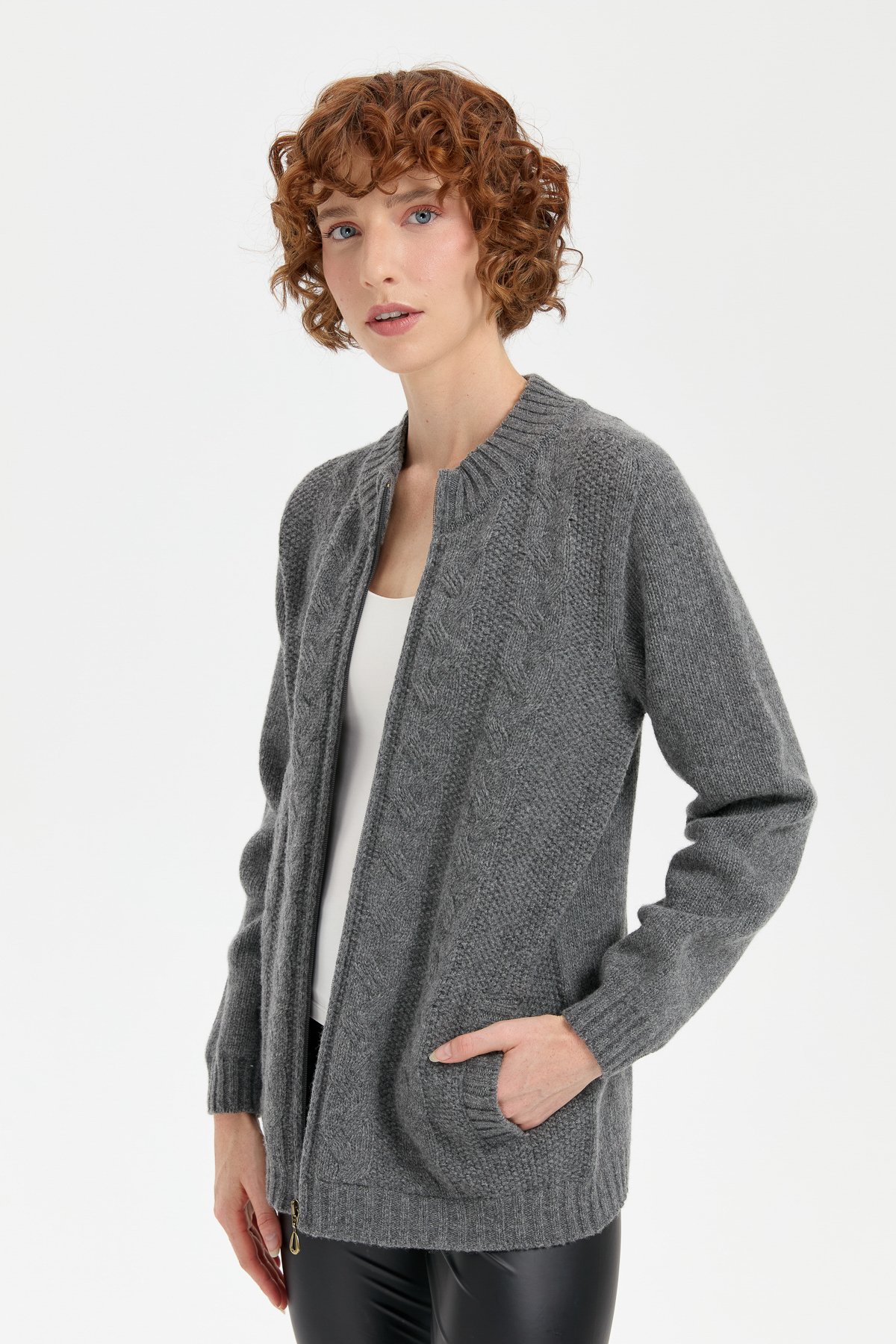 24268Kadın Dik Yaka Dikişsiz Önü Saç Örgülü Yün Hırka Füme