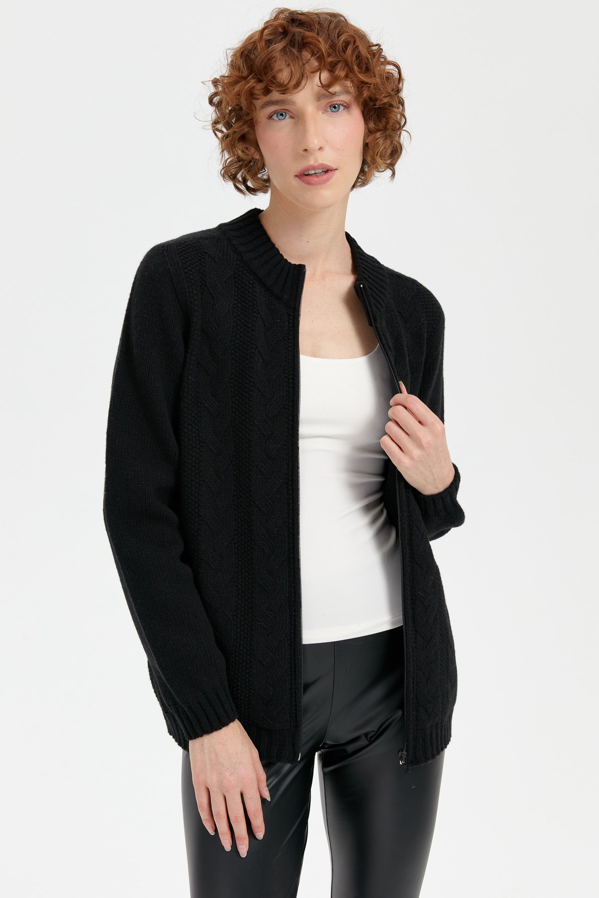 24268Kadın Dik Yaka Dikişsiz Önü Saç Örgülü Yün Hırka Siyah