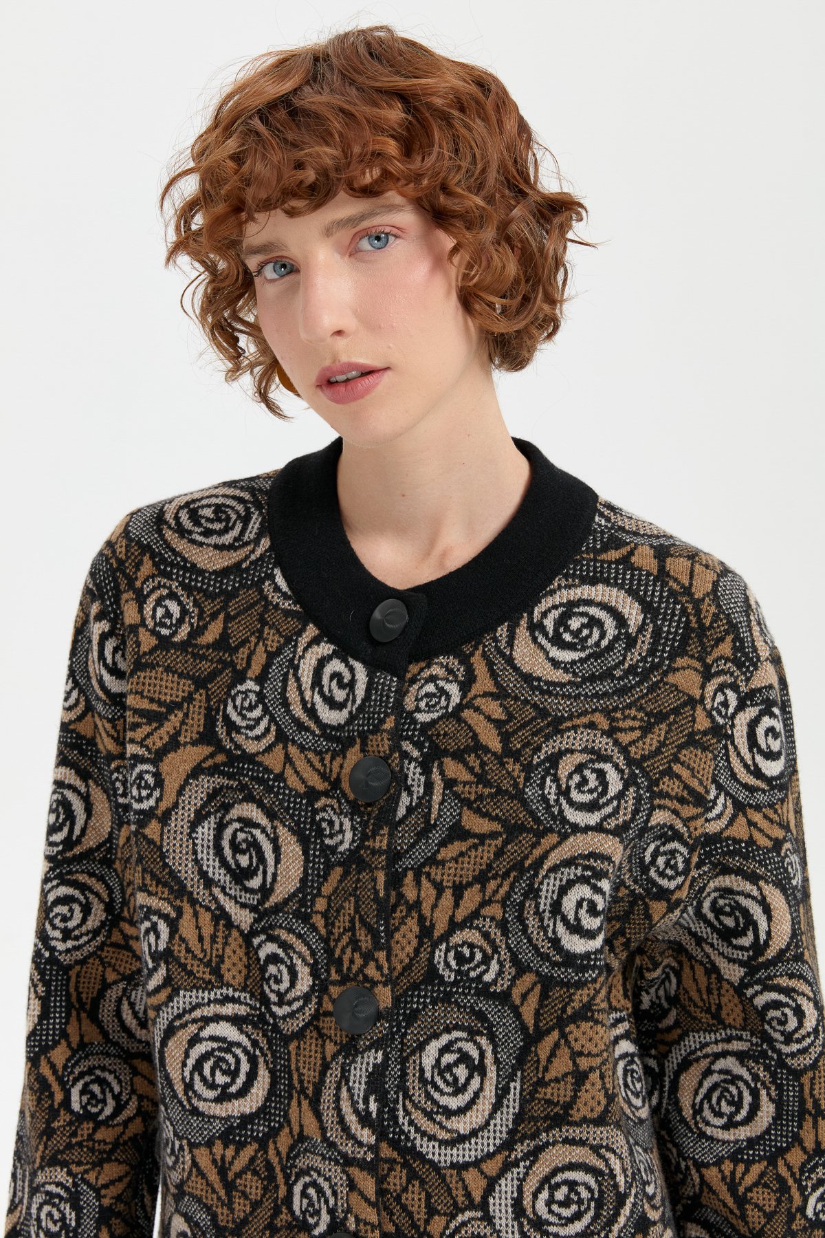 24048Kadın Dik Yaka Gül Desenli Uzun Yün Kaban Siyah_V.camel