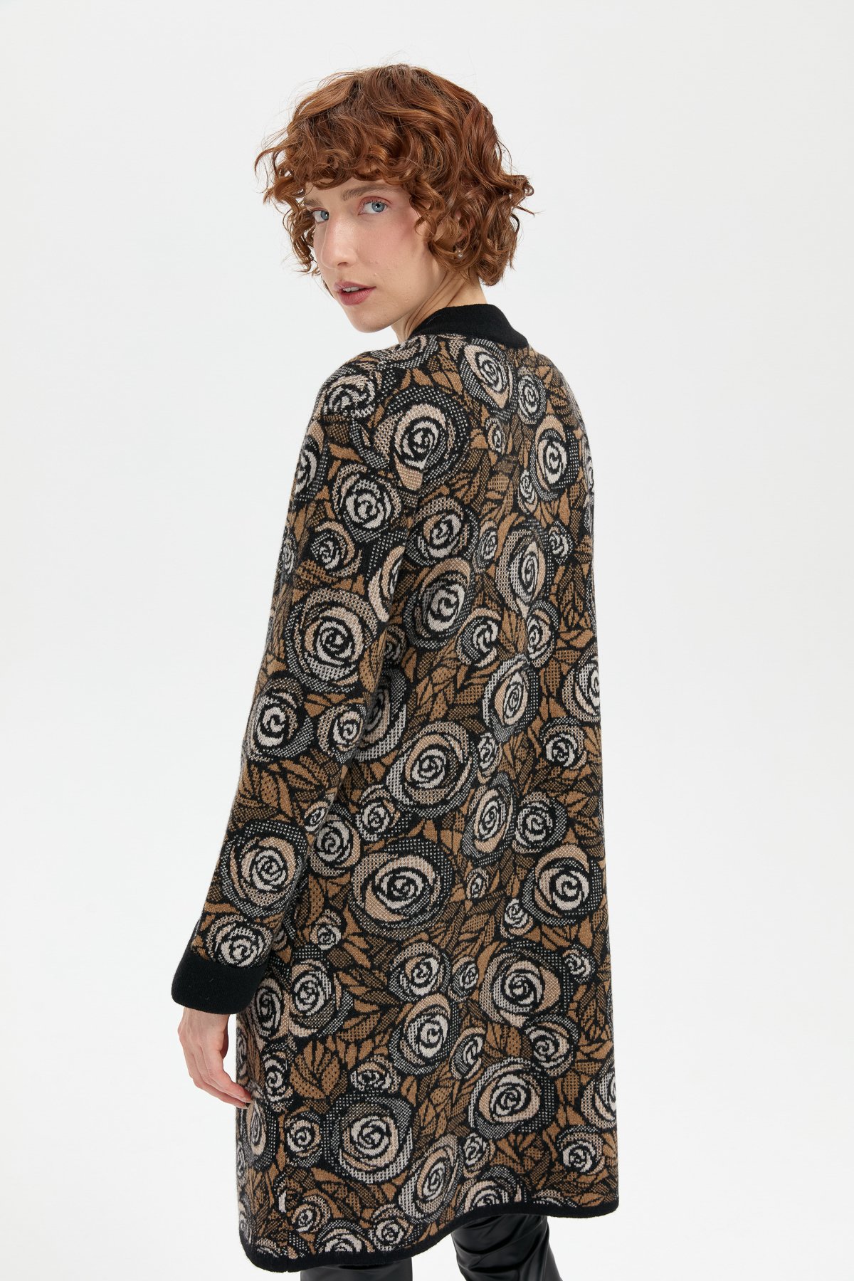 24048Kadın Dik Yaka Gül Desenli Uzun Yün Kaban Siyah_V.camel