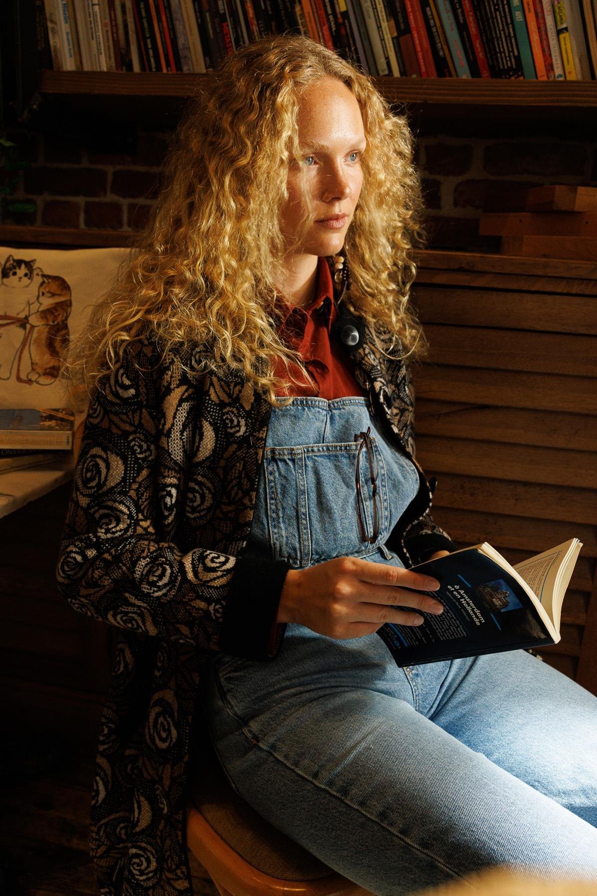 24048Kadın Dik Yaka Gül Desenli Uzun Yün Kaban Siyah_V.camel