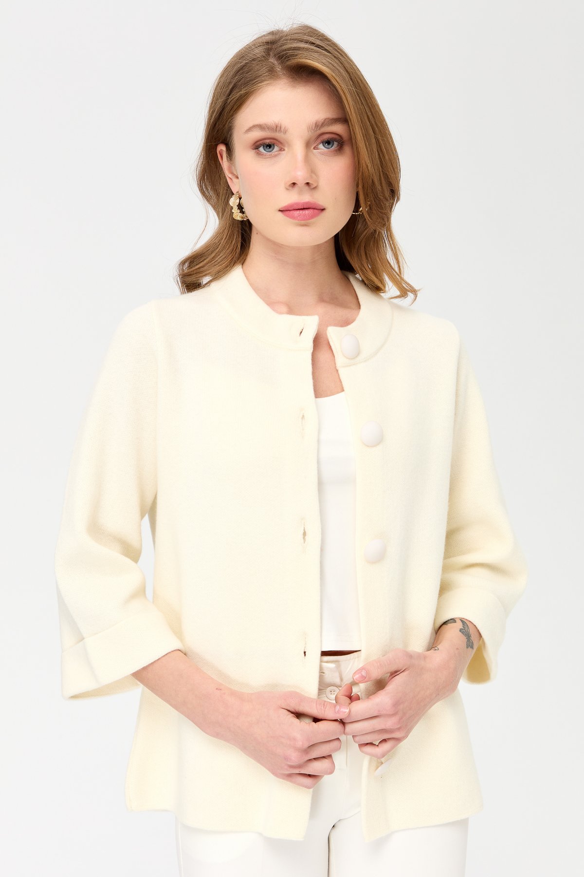 22170Женское пальто с воротником-стойкой, молочное