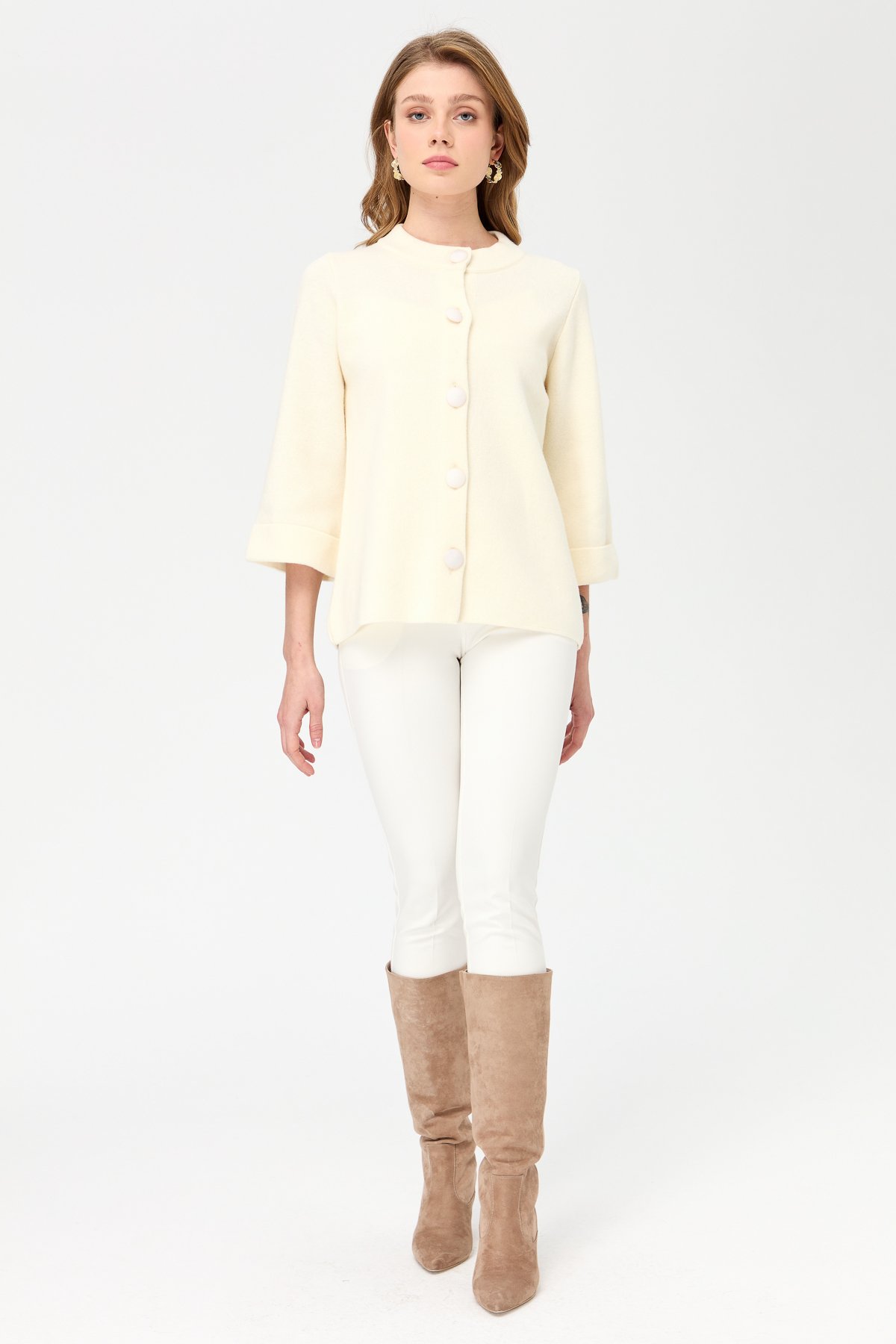 22170Женское пальто с воротником-стойкой, молочное