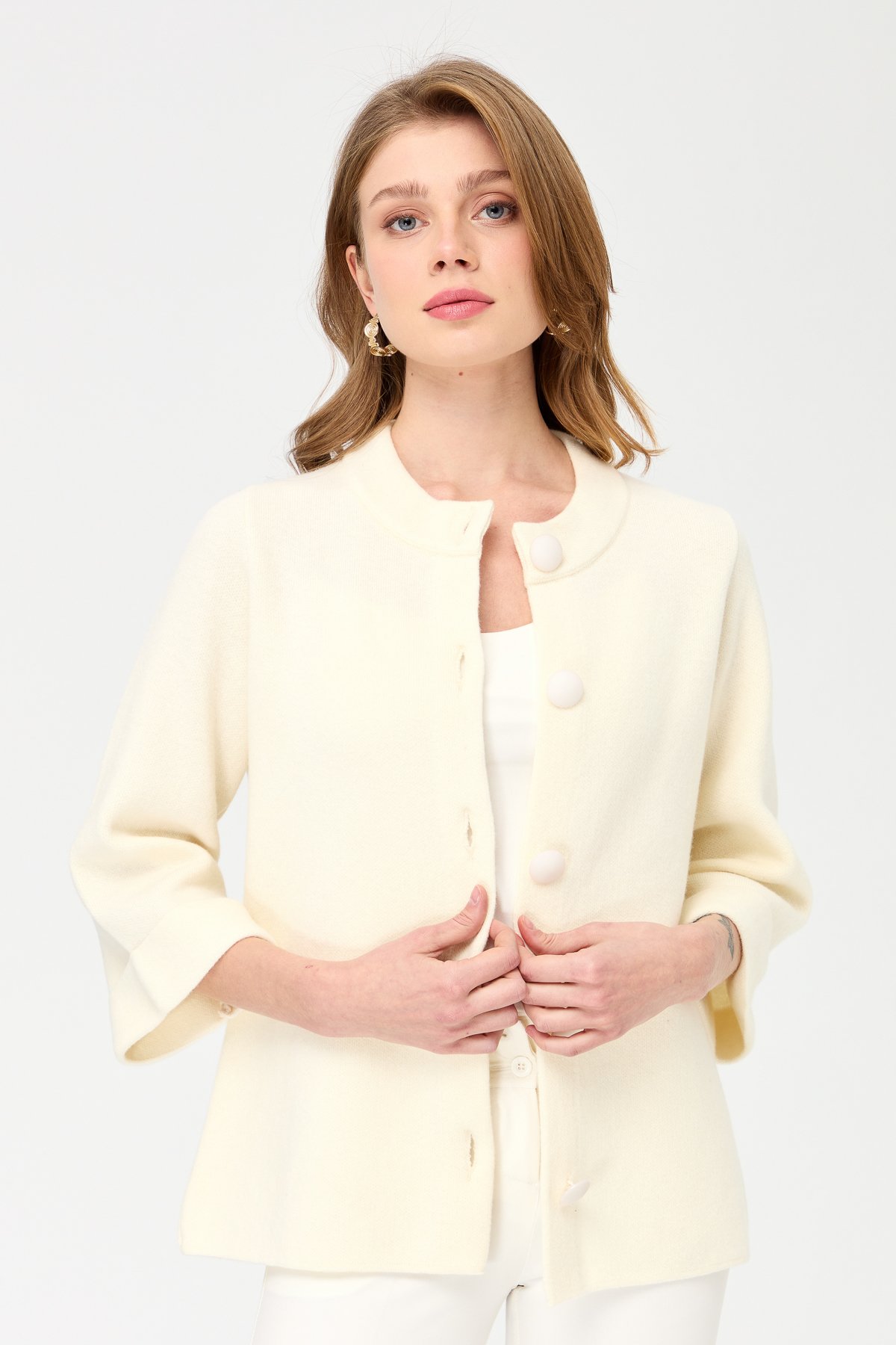 22170Женское пальто с воротником-стойкой, молочное