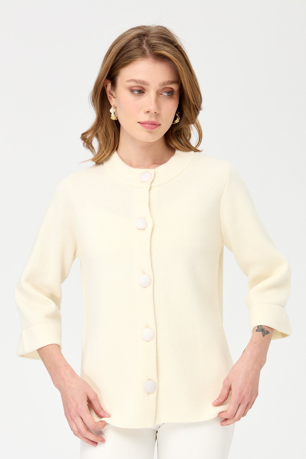 22170Женское пальто с воротником-стойкой, молочное