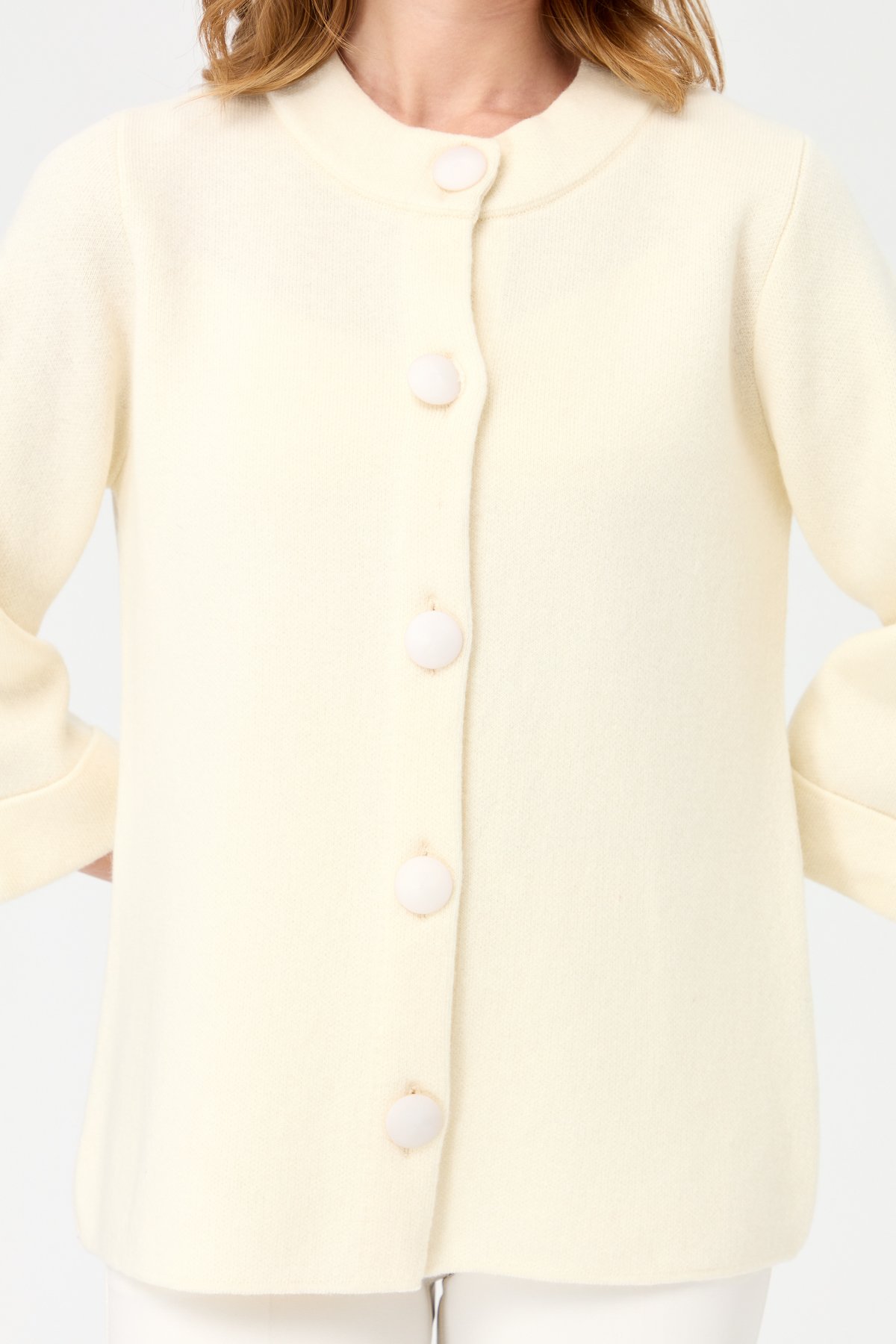 22170Женское пальто с воротником-стойкой, молочное