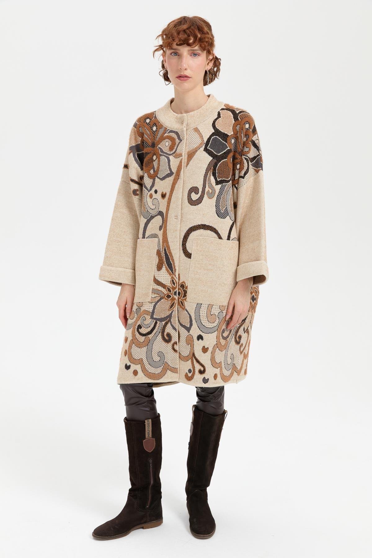 24063Kadın Dik Yaka Karışık Büyük Çiçekli Panço T.Melanj_Siyah Sim