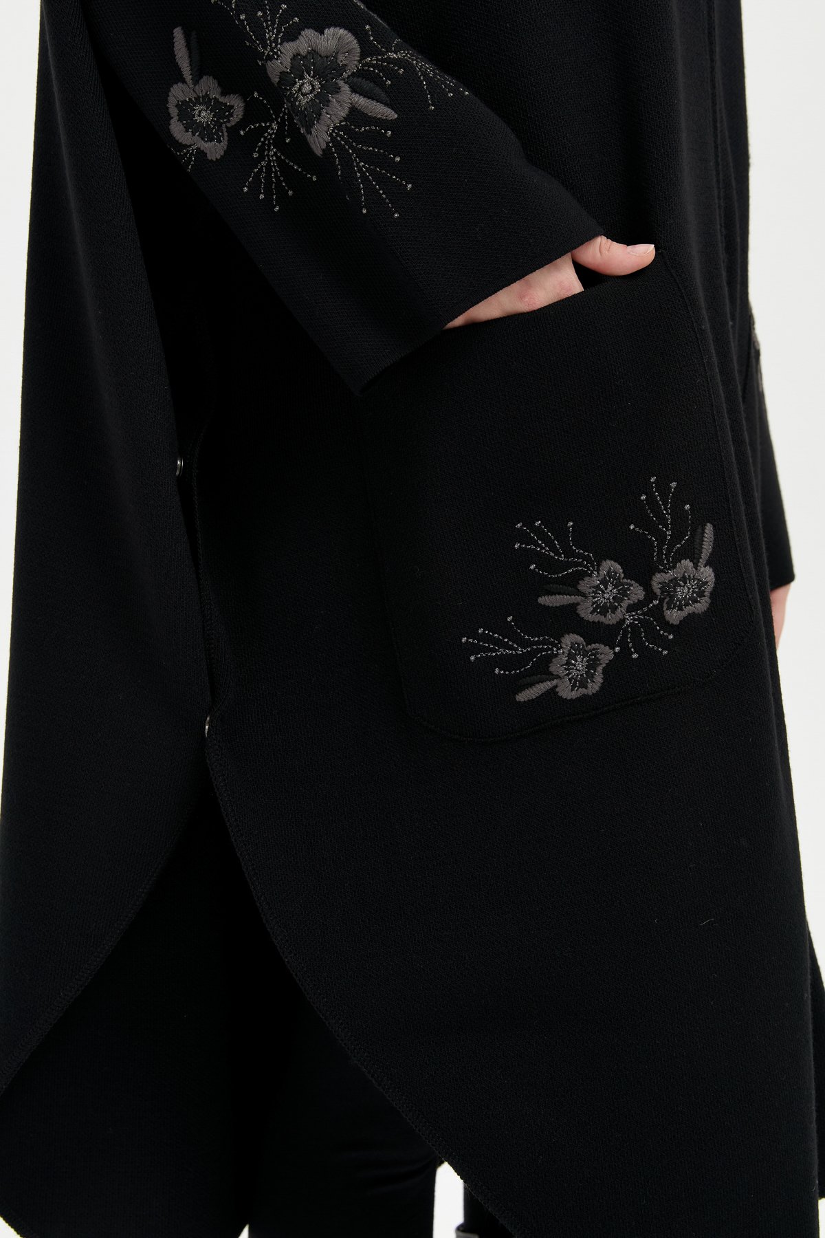 24057Kadın Dik Yaka Kolu ve Cebi İşlemeli Panço Siyah
