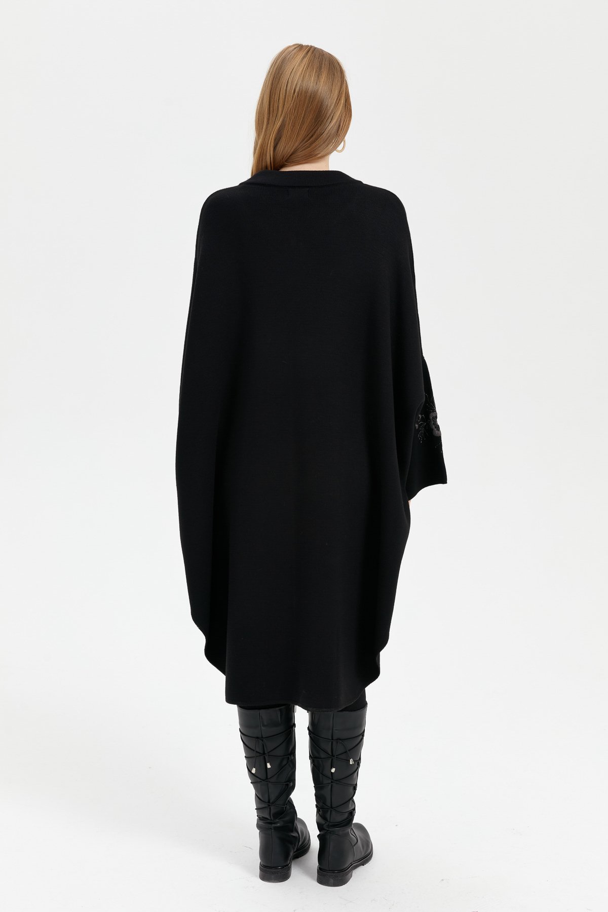 24057Kadın Dik Yaka Kolu ve Cebi İşlemeli Panço Siyah