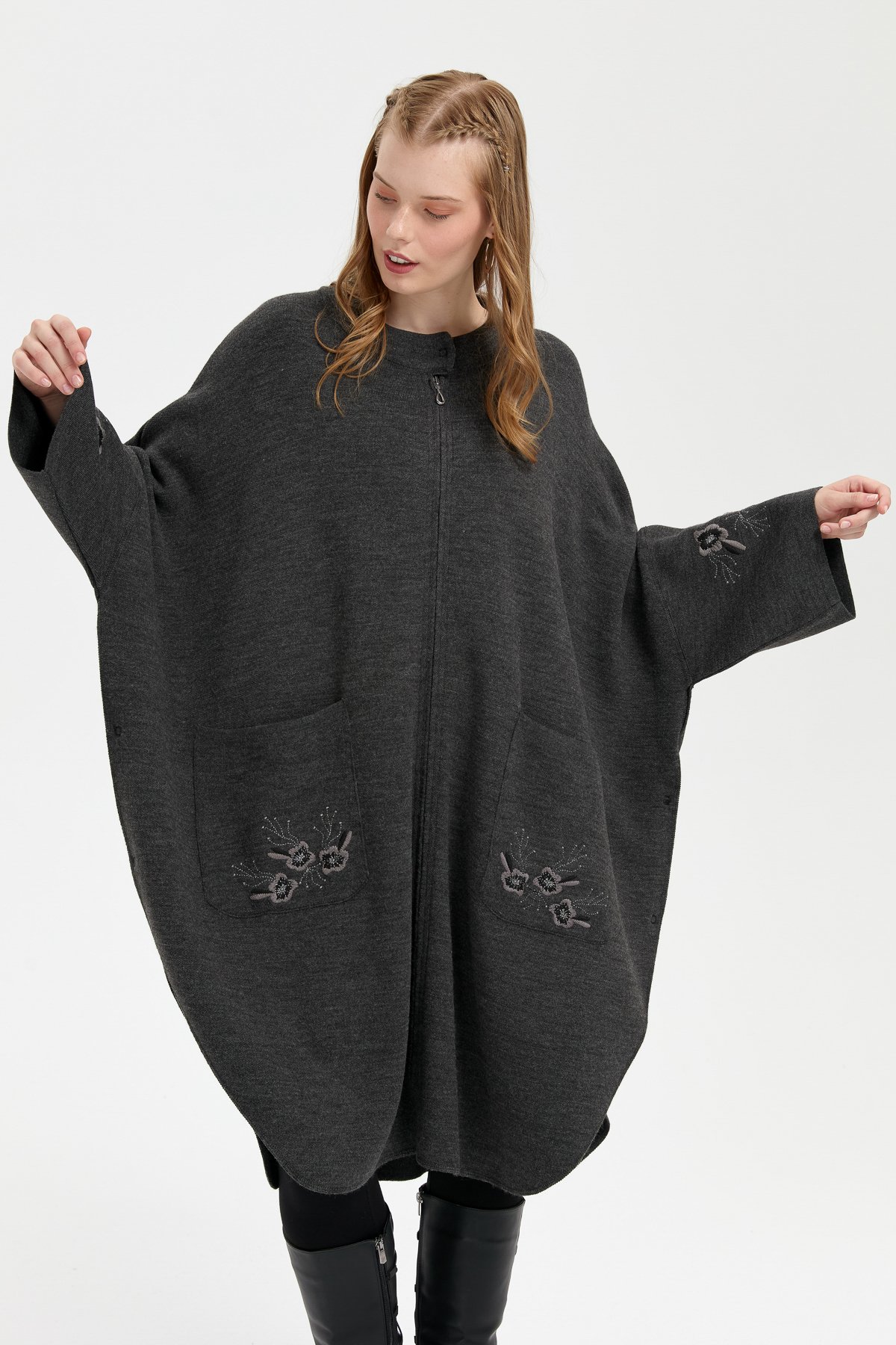 24057Kadın Dik Yaka Kolu ve Cebi İşlemeli Panço K.Füme