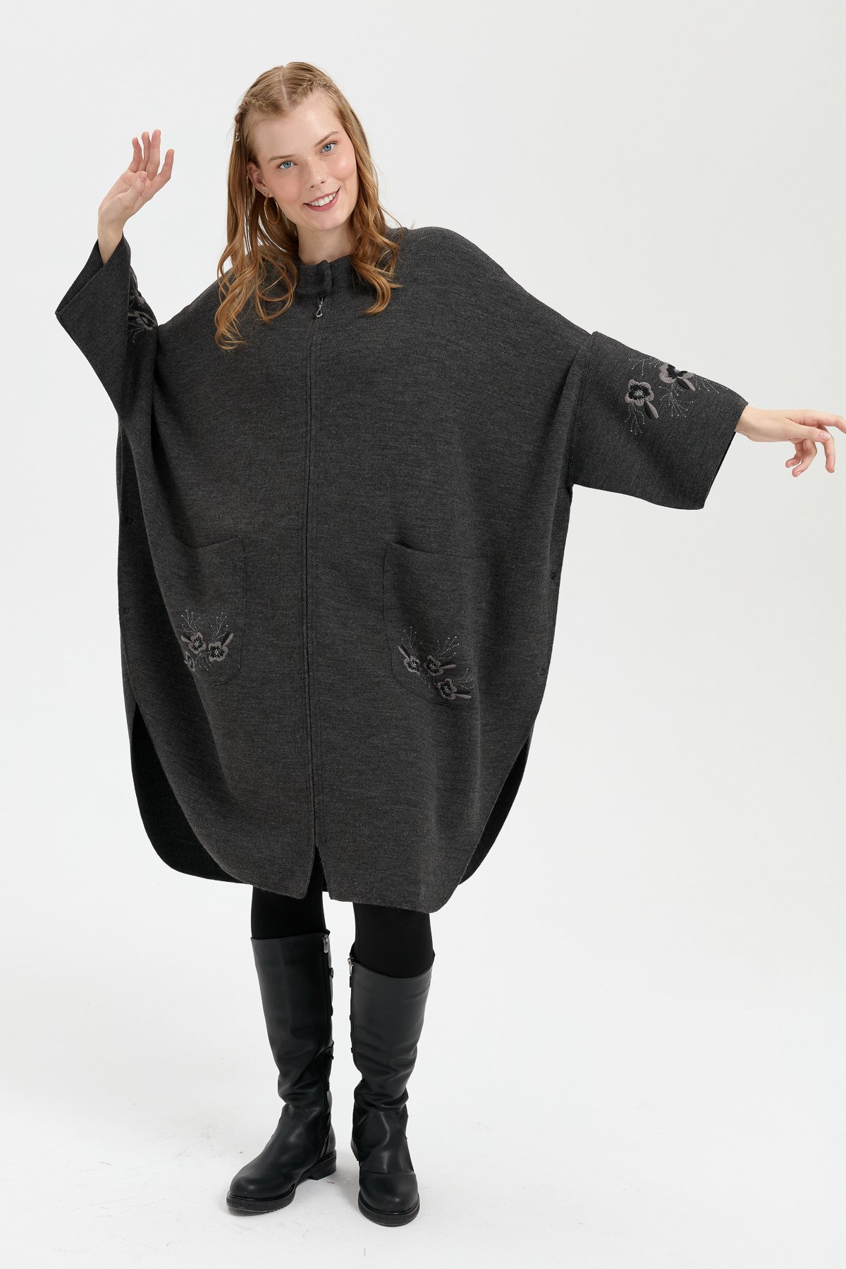 24057Kadın Dik Yaka Kolu ve Cebi İşlemeli Panço K.Füme