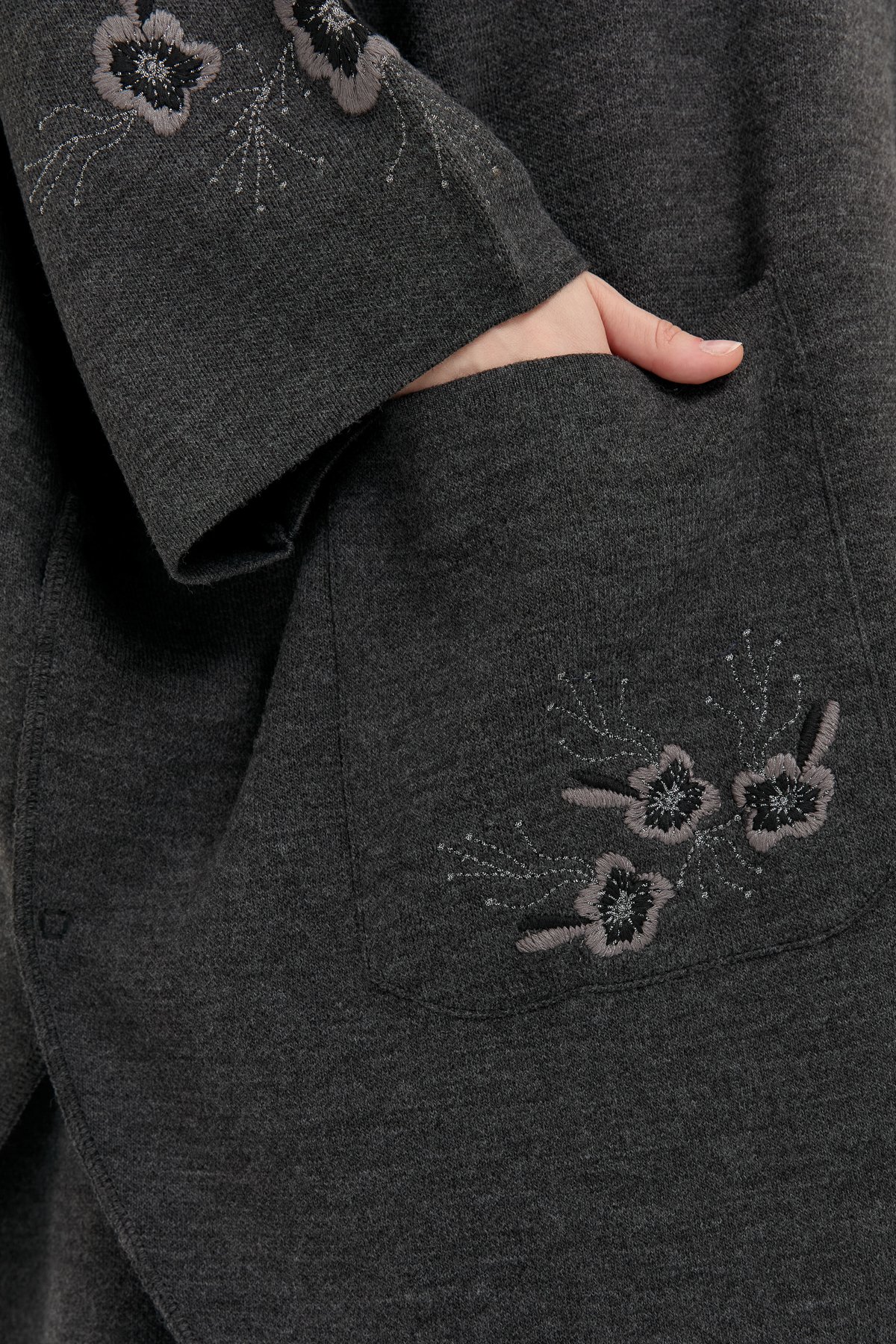 24057Kadın Dik Yaka Kolu ve Cebi İşlemeli Panço K.Füme