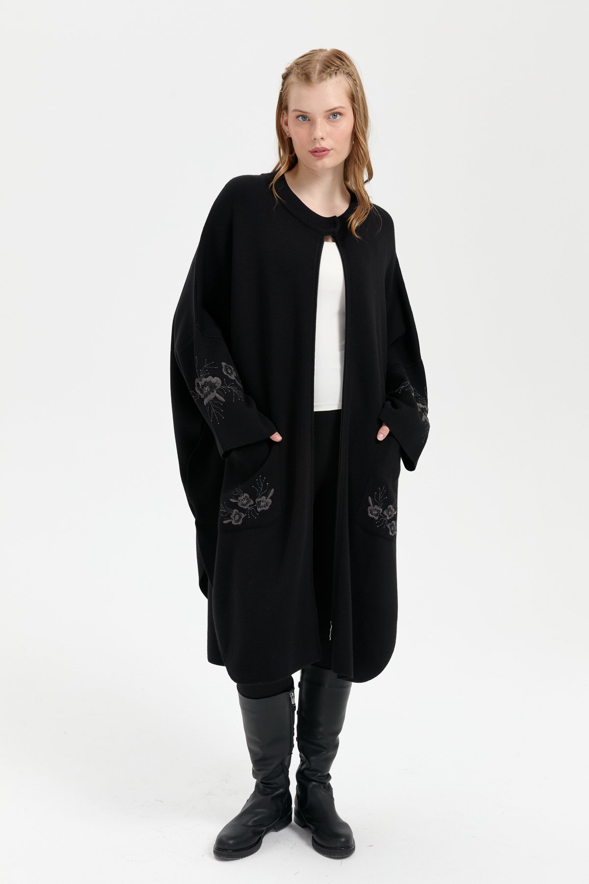 24057Kadın Dik Yaka Kolu ve Cebi İşlemeli Panço Siyah