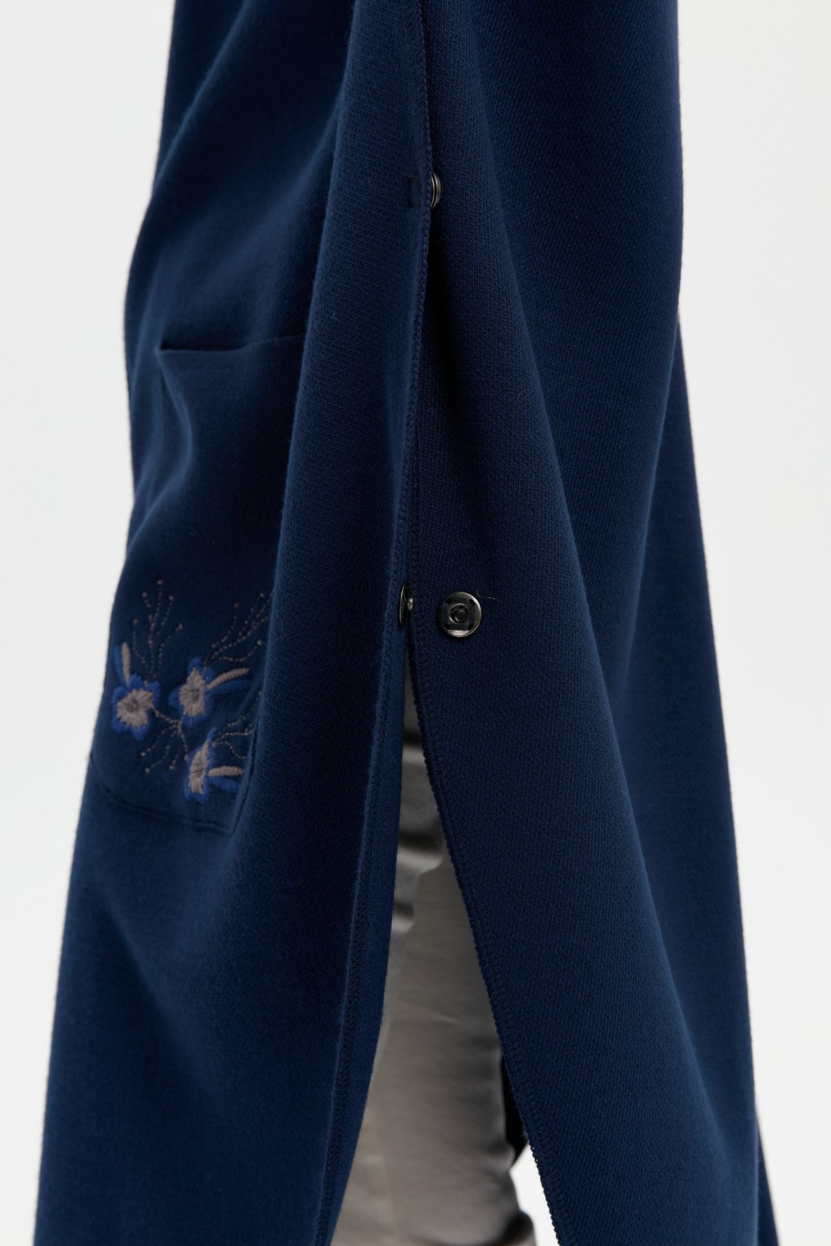 24057Kadın Dik Yaka Kolu ve Cebi İşlemeli Panço Lacivert