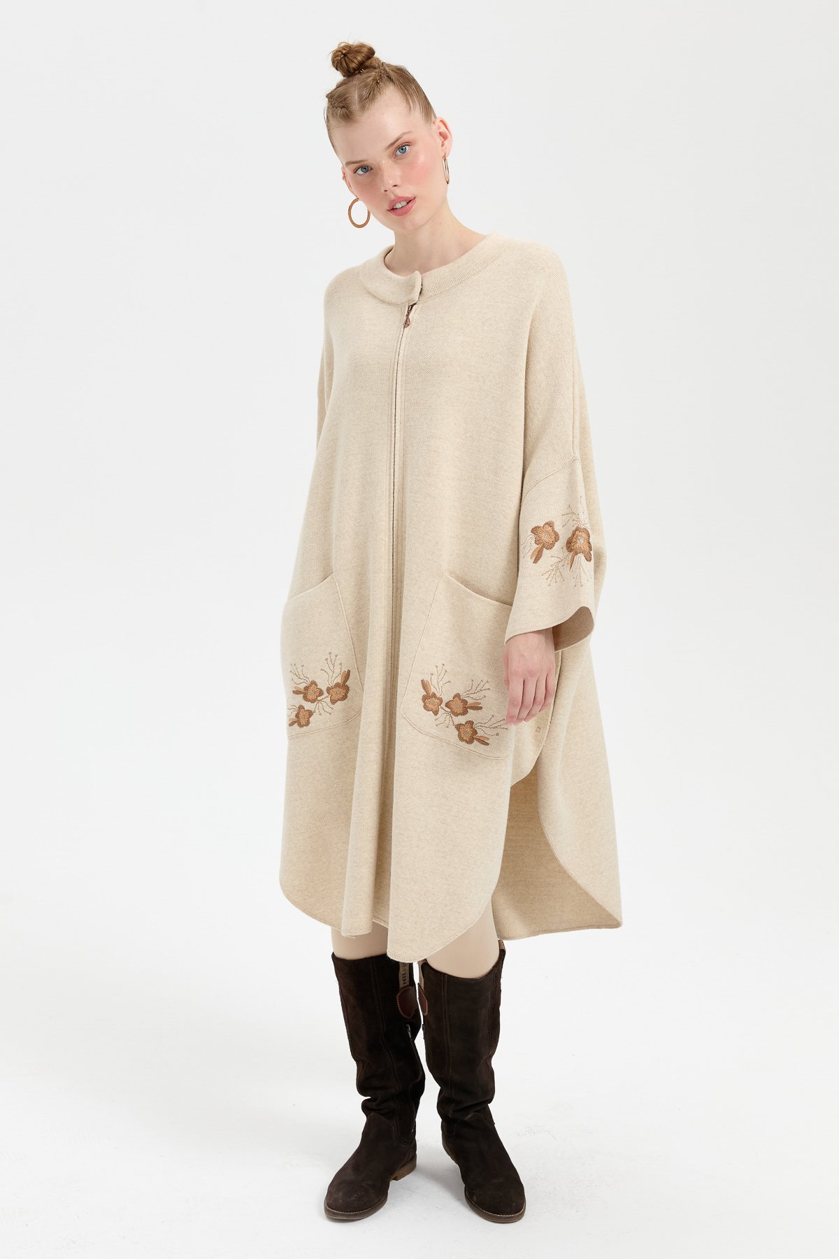 24057Kadın Dik Yaka Kolu ve Cebi İşlemeli Panço T.Melanj