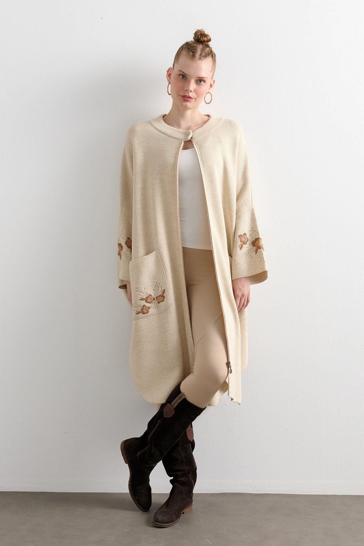 24057Kadın Dik Yaka Kolu ve Cebi İşlemeli Panço T.Melanj