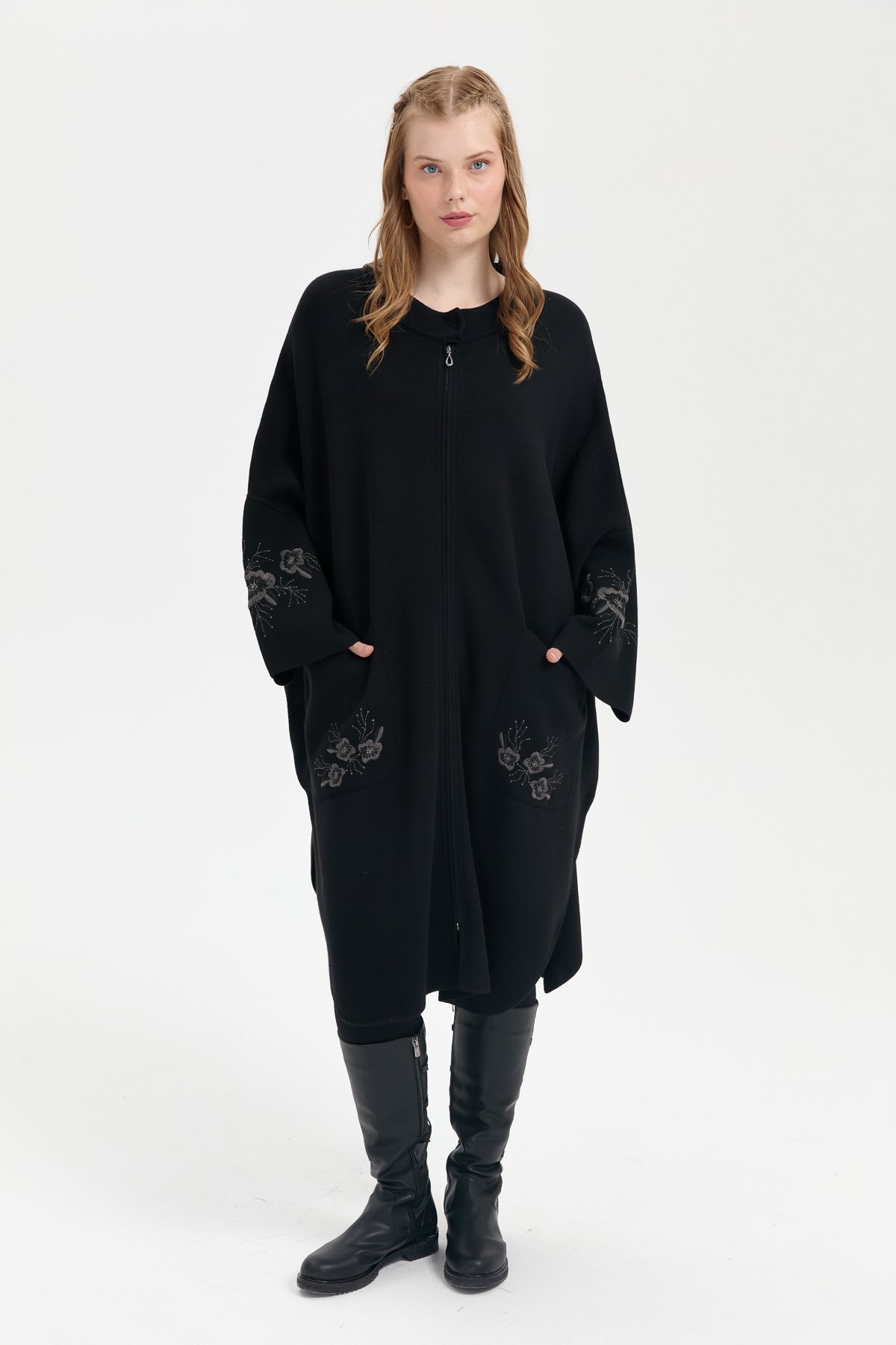 24057Kadın Dik Yaka Kolu ve Cebi İşlemeli Panço Siyah