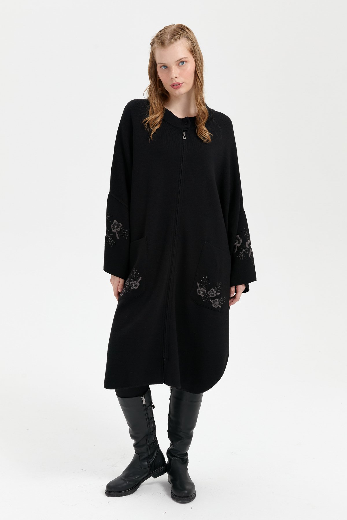 24057Kadın Dik Yaka Kolu ve Cebi İşlemeli Panço Siyah