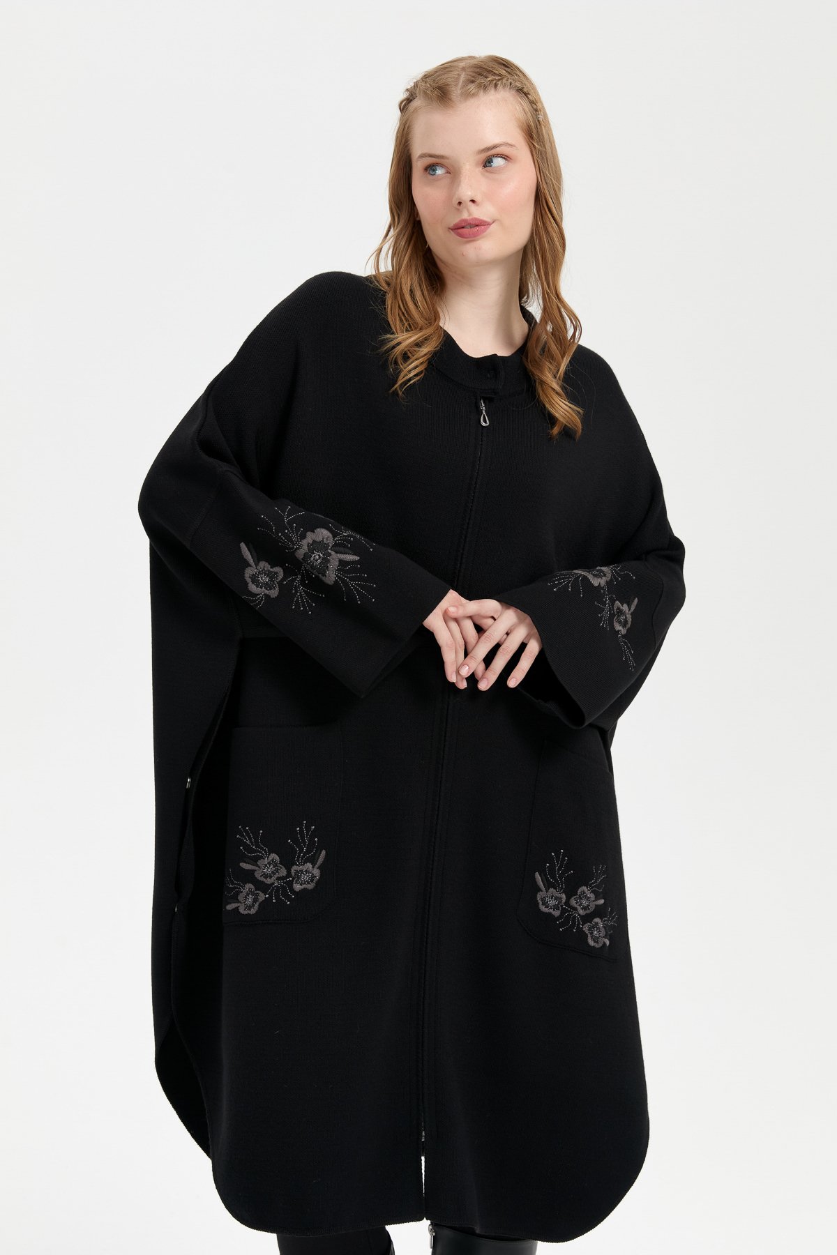 24057Kadın Dik Yaka Kolu ve Cebi İşlemeli Panço Siyah