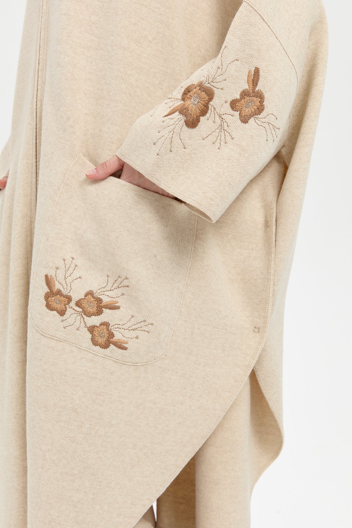 24057Kadın Dik Yaka Kolu ve Cebi İşlemeli Panço T.Melanj