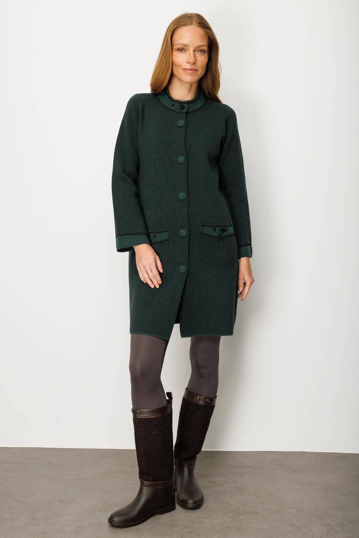 25034Kadın Dik Yaka Kolu ve Cebi Nakış İşlemeli Uzun Yün Kaban Yeşil