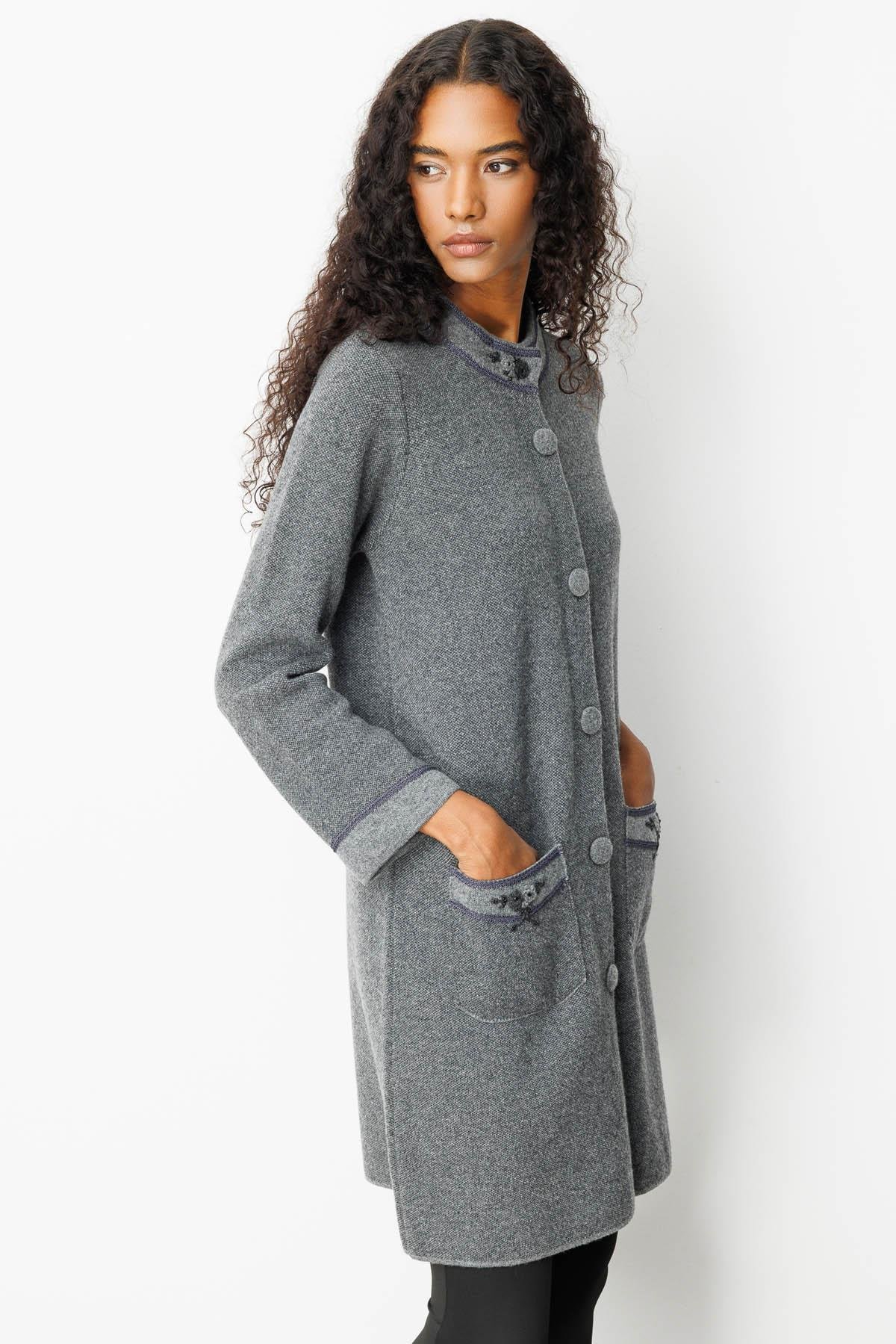 25034Kadın Dik Yaka Kolu ve Cebi Nakış İşlemeli Uzun Yün Kaban Füme