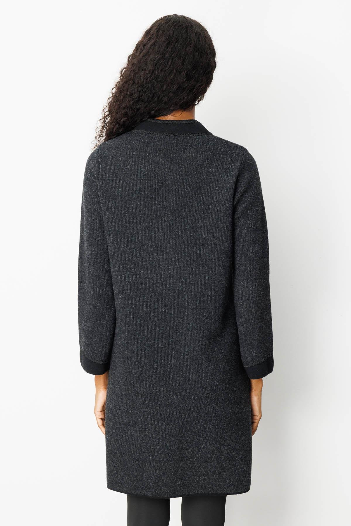 25034Kadın Dik Yaka Kolu ve Cebi Nakış İşlemeli Uzun Yün Kaban Siyah