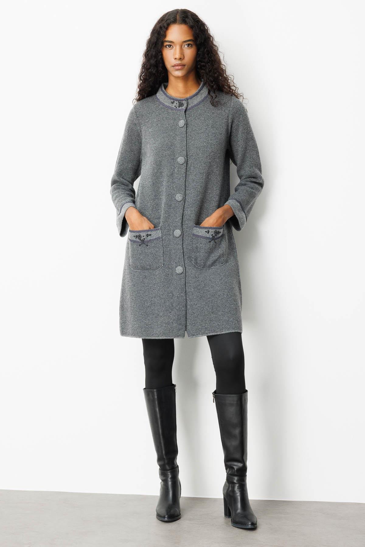 25034Kadın Dik Yaka Kolu ve Cebi Nakış İşlemeli Uzun Yün Kaban Füme