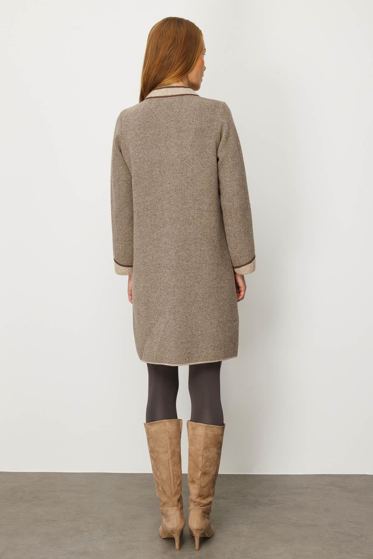 25034Kadın Dik Yaka Kolu ve Cebi Nakış İşlemeli Uzun Yün Kaban K.Bej