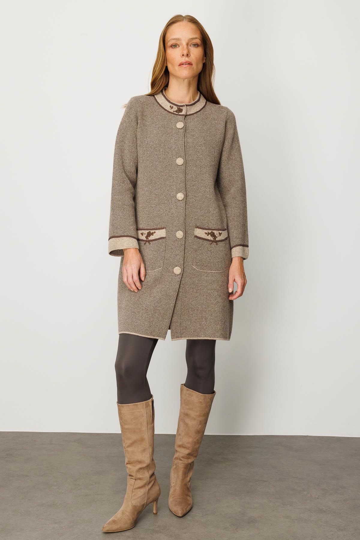 25034Kadın Dik Yaka Kolu ve Cebi Nakış İşlemeli Uzun Yün Kaban K.Bej