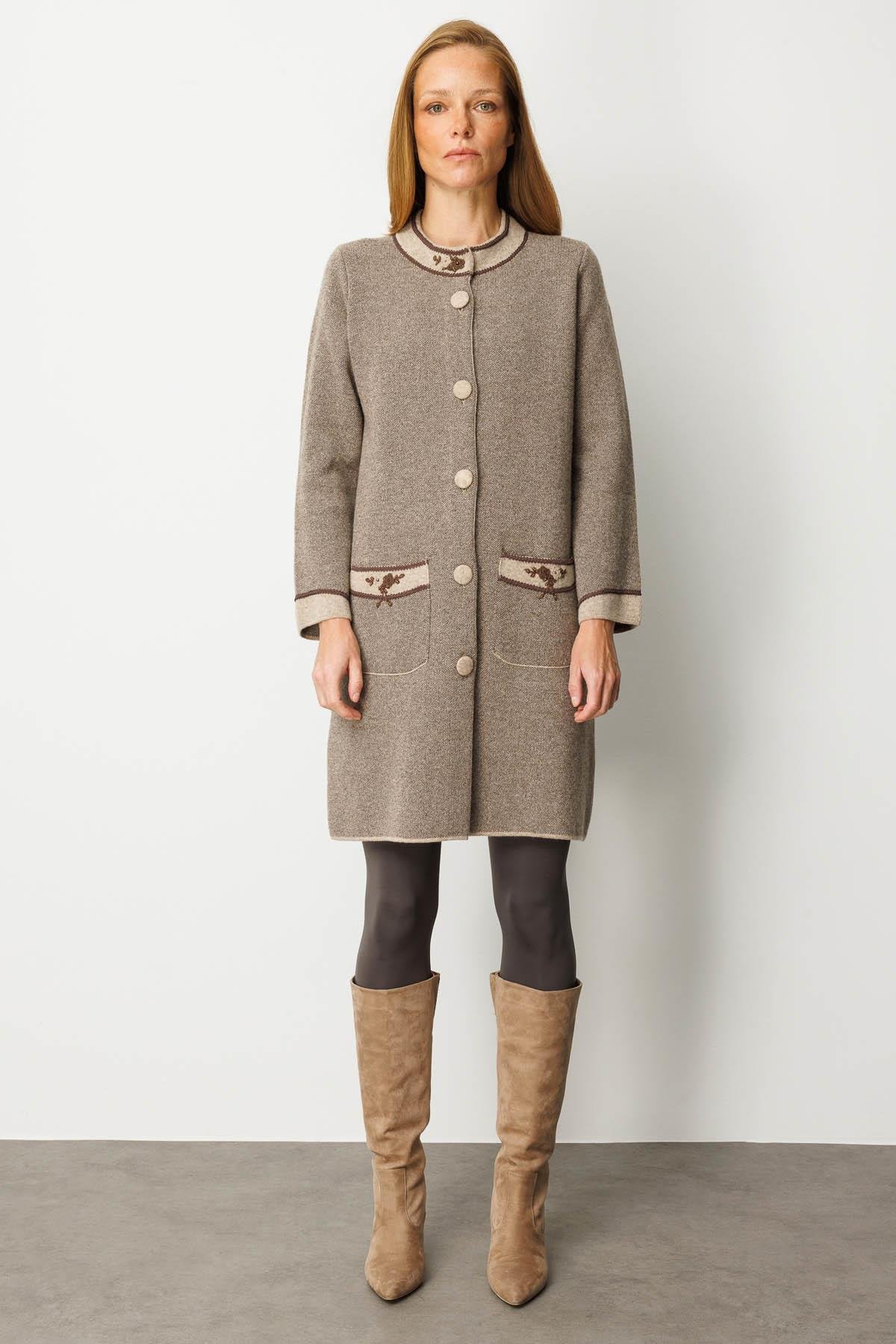 25034Kadın Dik Yaka Kolu ve Cebi Nakış İşlemeli Uzun Yün Kaban K.Bej