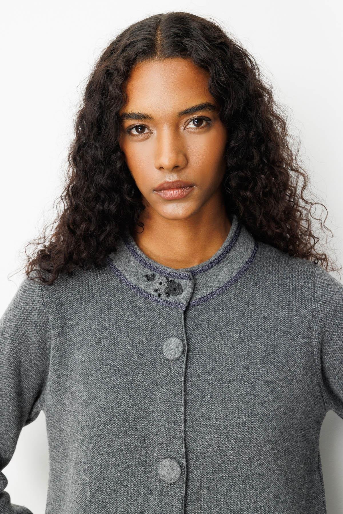 25034Kadın Dik Yaka Kolu ve Cebi Nakış İşlemeli Uzun Yün Kaban Füme