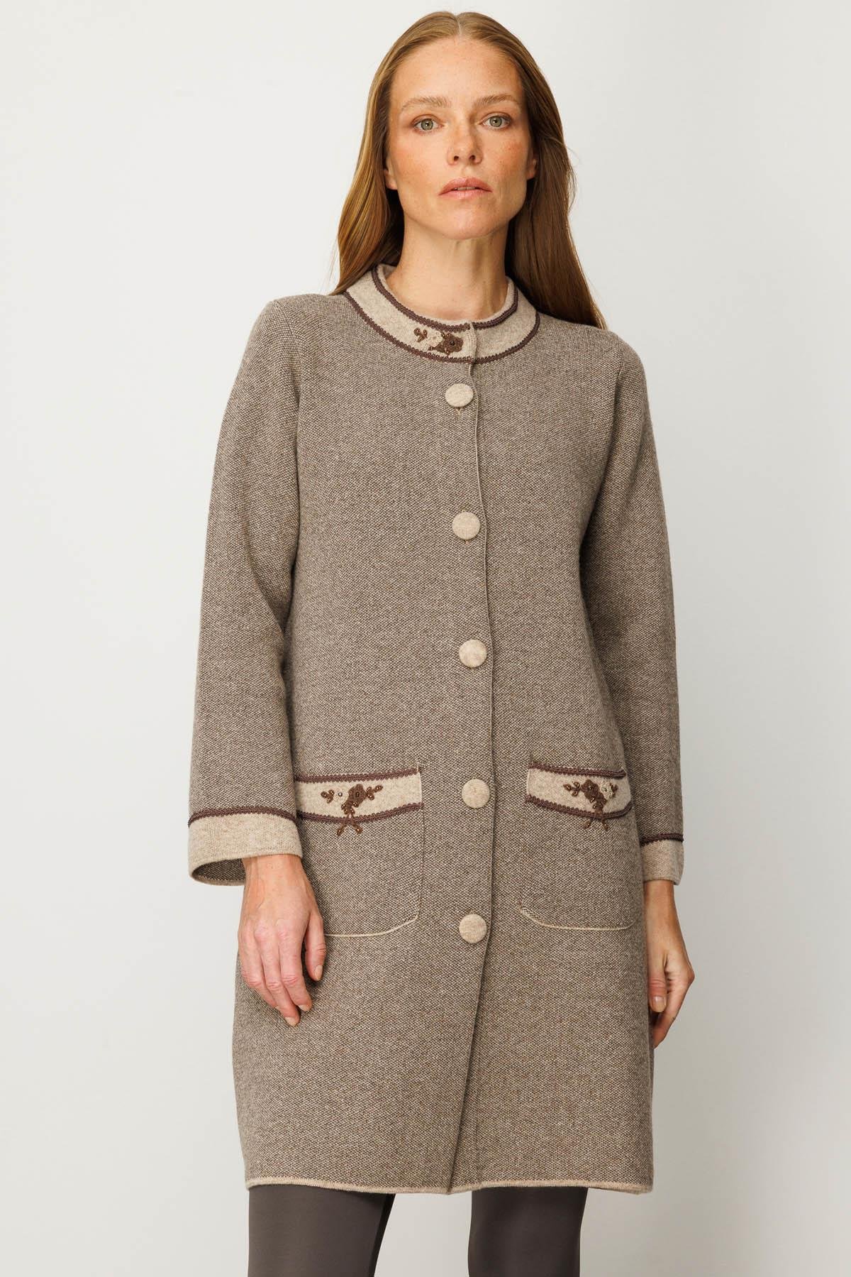 25034Kadın Dik Yaka Kolu ve Cebi Nakış İşlemeli Uzun Yün Kaban K.Bej