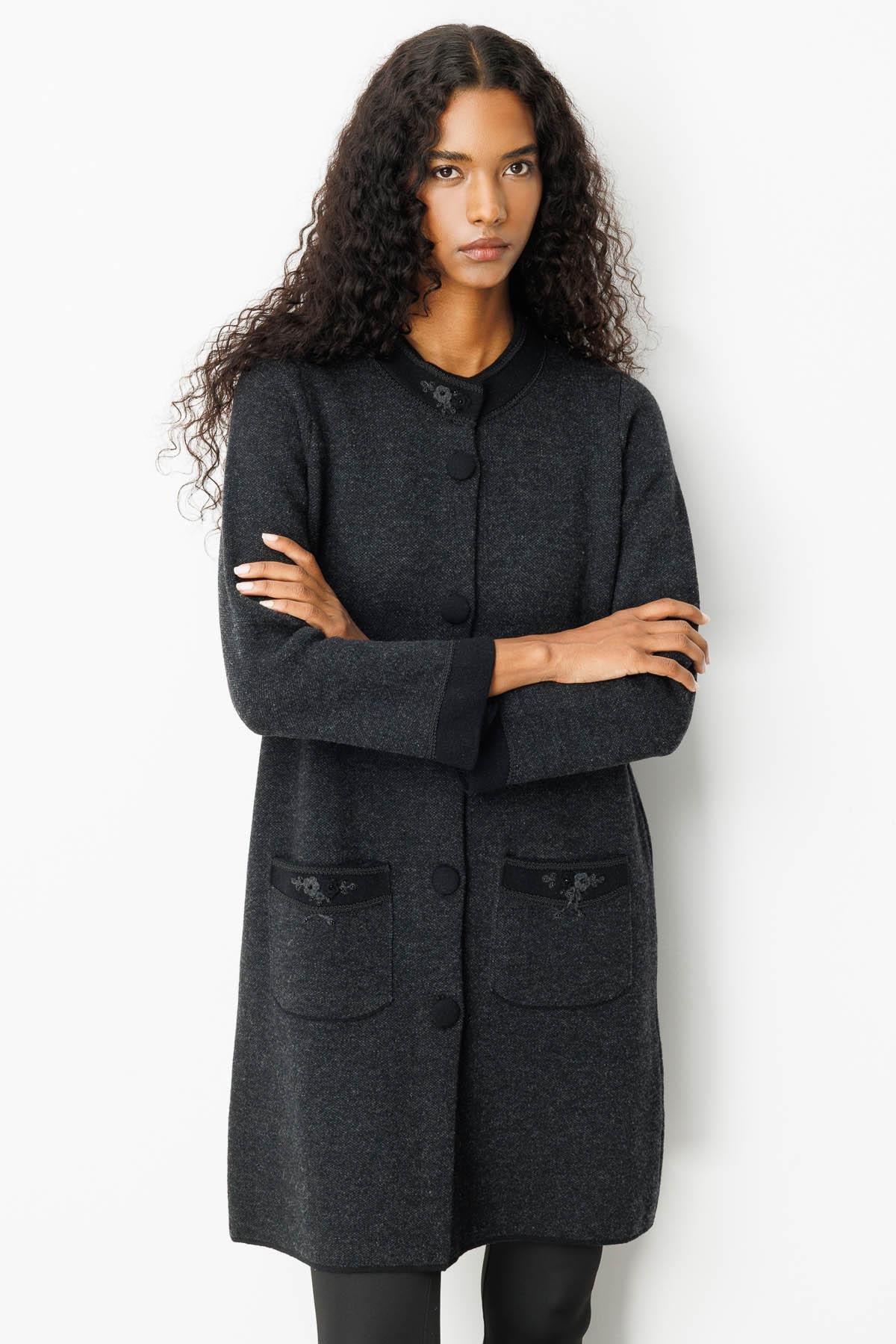 25034Kadın Dik Yaka Kolu ve Cebi Nakış İşlemeli Uzun Yün Kaban Siyah