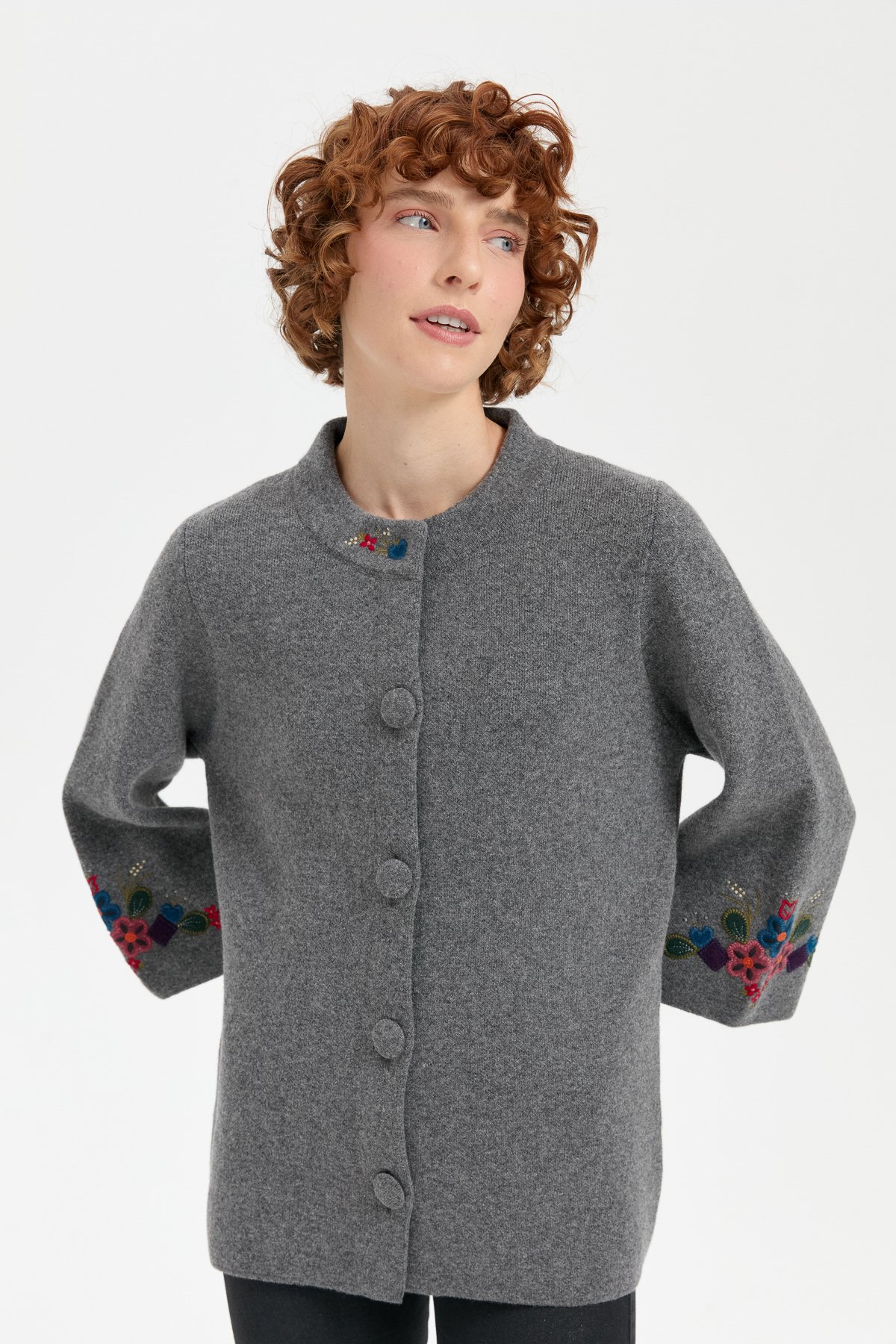 24011Kadın Dik Yaka Kolu ve Yakası İşlemeli Kısa Yün Ceket Füme